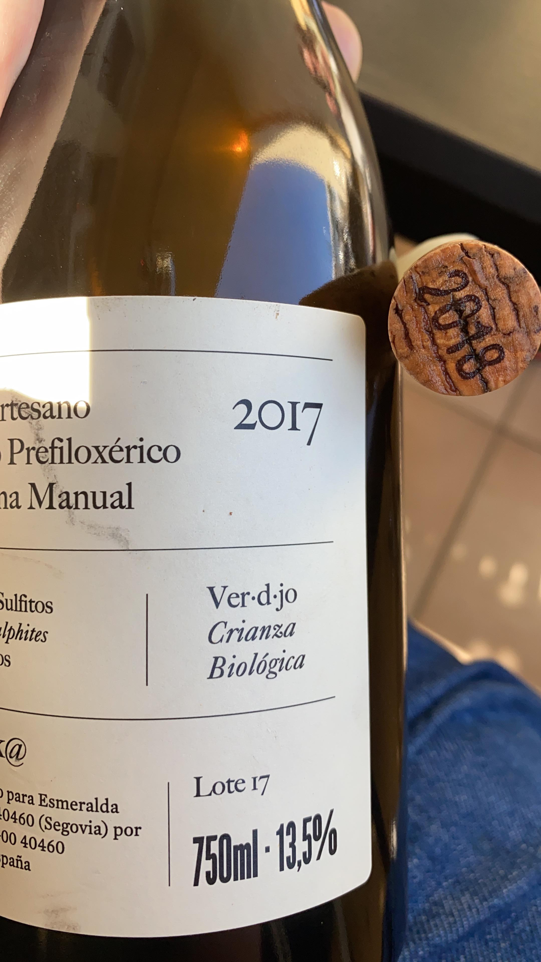 Anyone got a clue why the cork says 2018 and the lote 2017? Bottled and