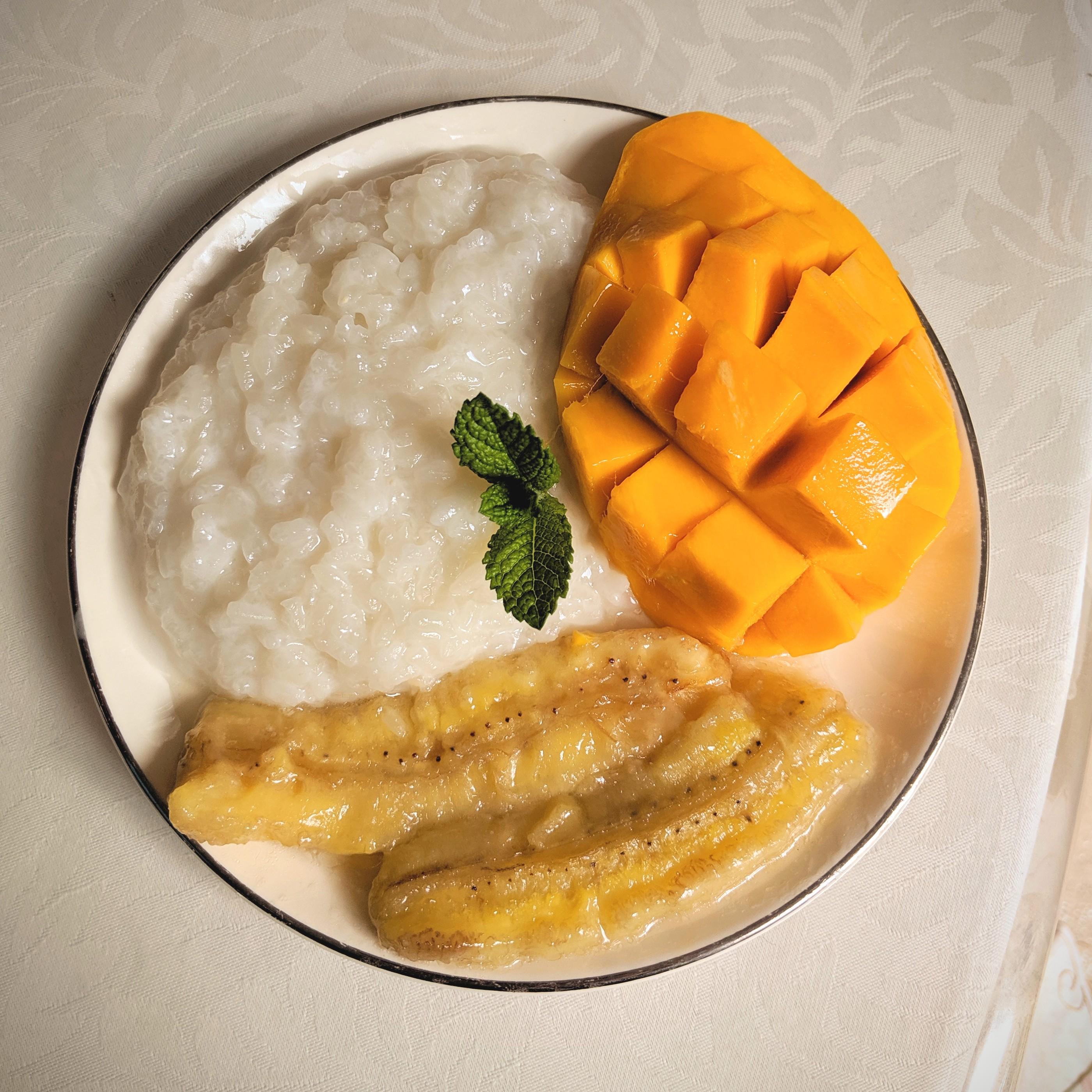 [Homemade] Coconut sticky rice with fresh mango and fried banana r
