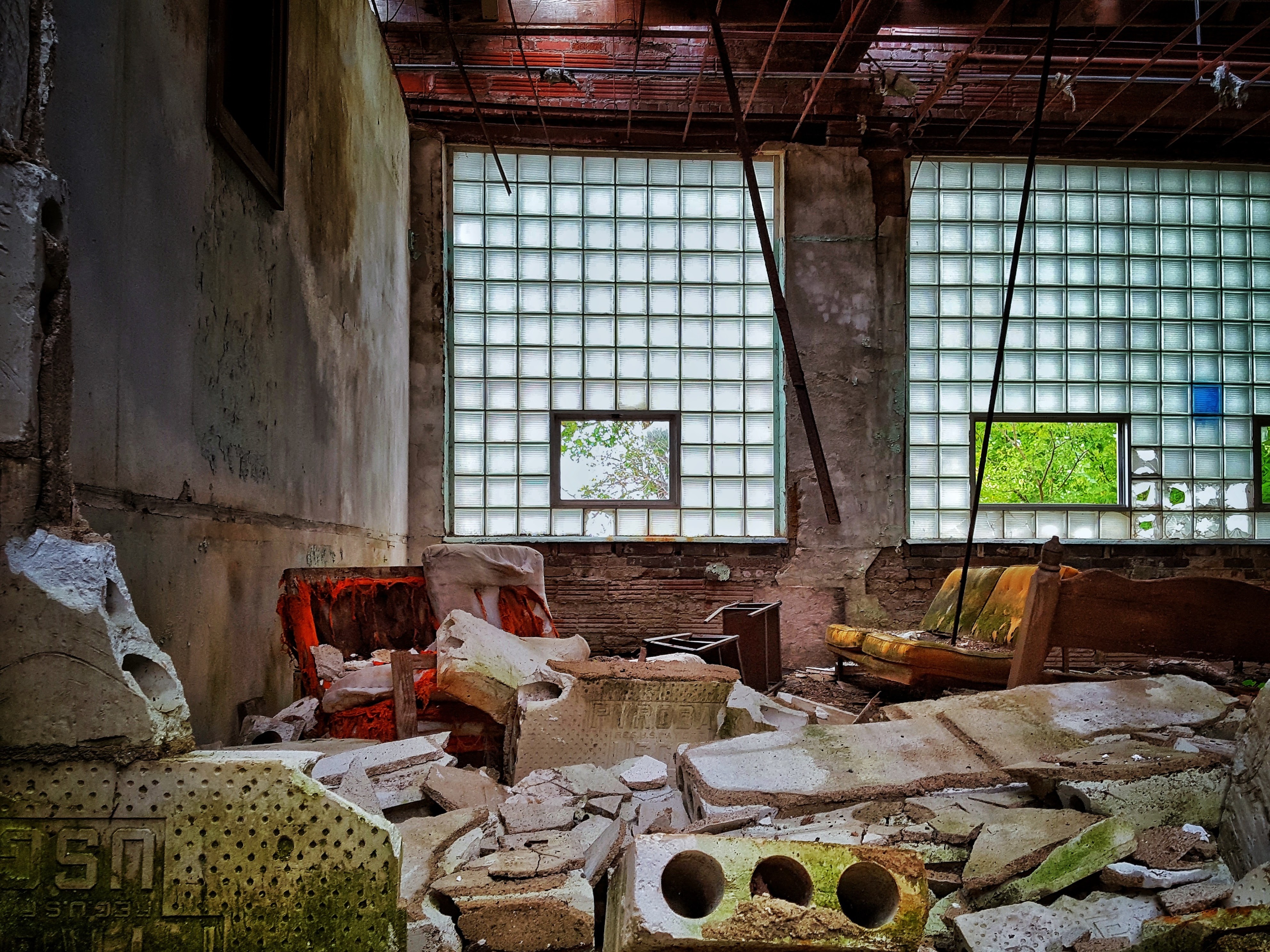 Abandoned School in Iowa [3966x2974] OC r/AbandonedPorn