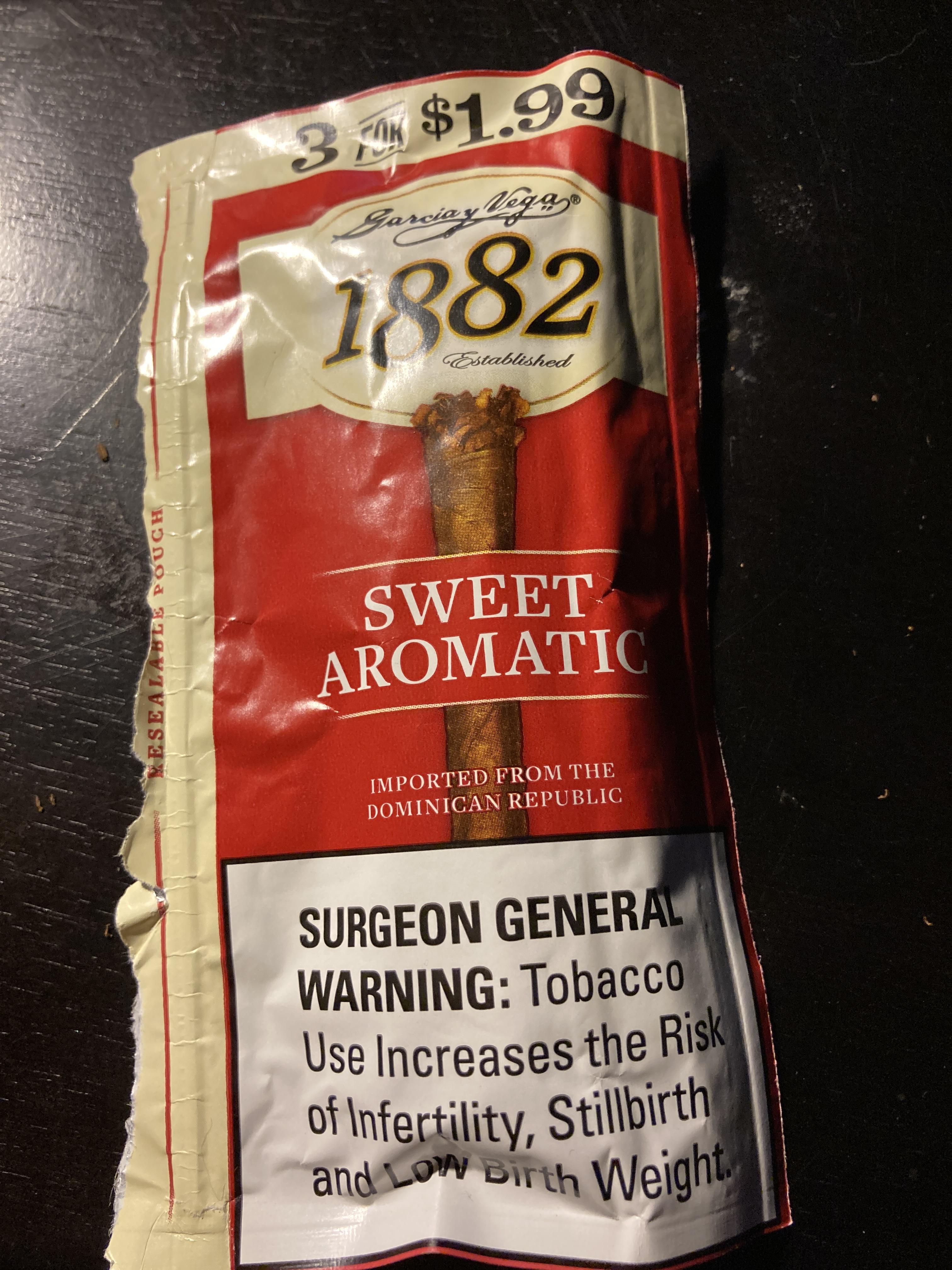 Short, mild, dry cigar from gas station. Looks like it hasn’t been bought in a long time. No