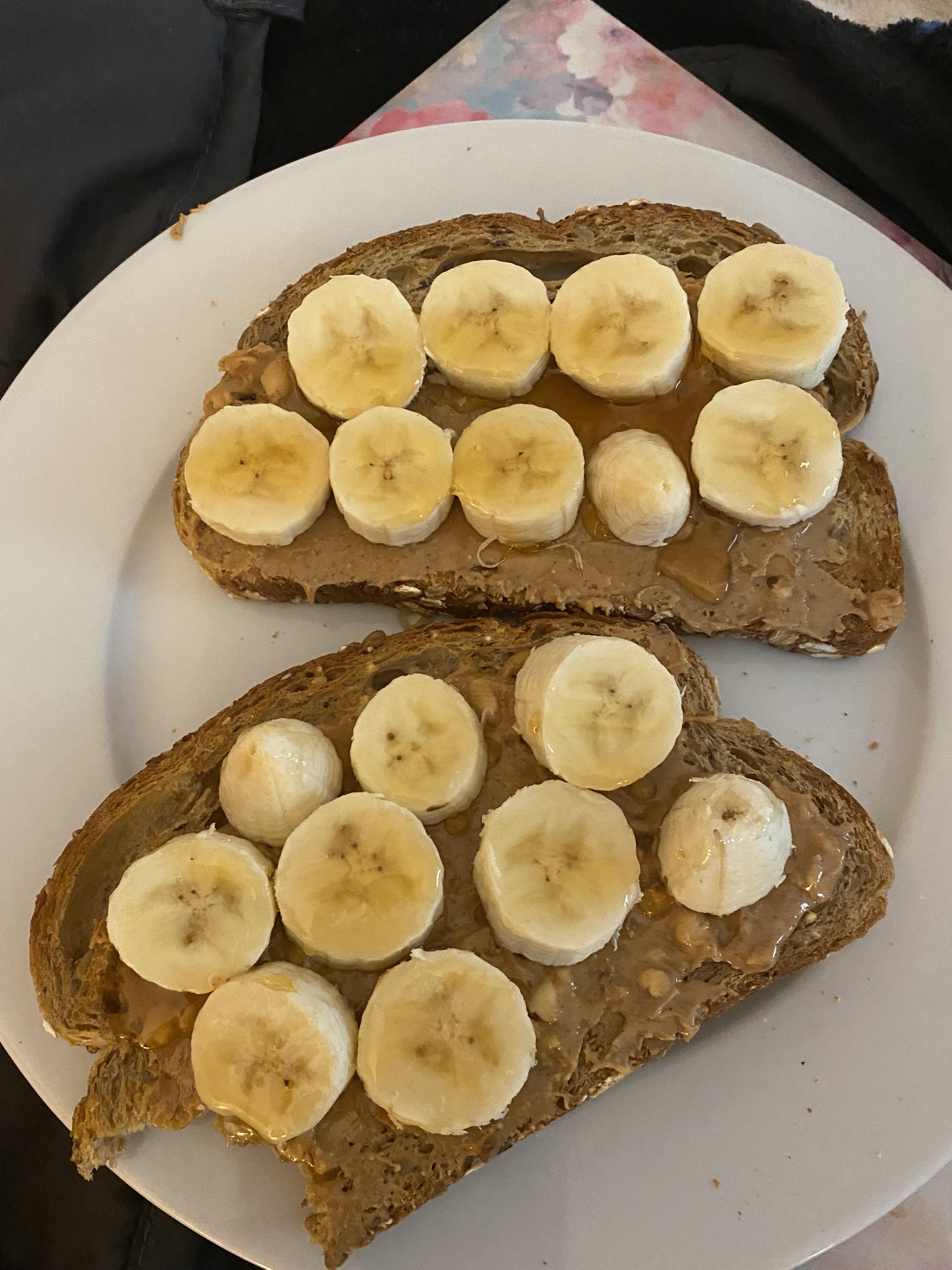 [homemade] Whole grain toast with bananas, crunchy peanut butter, and