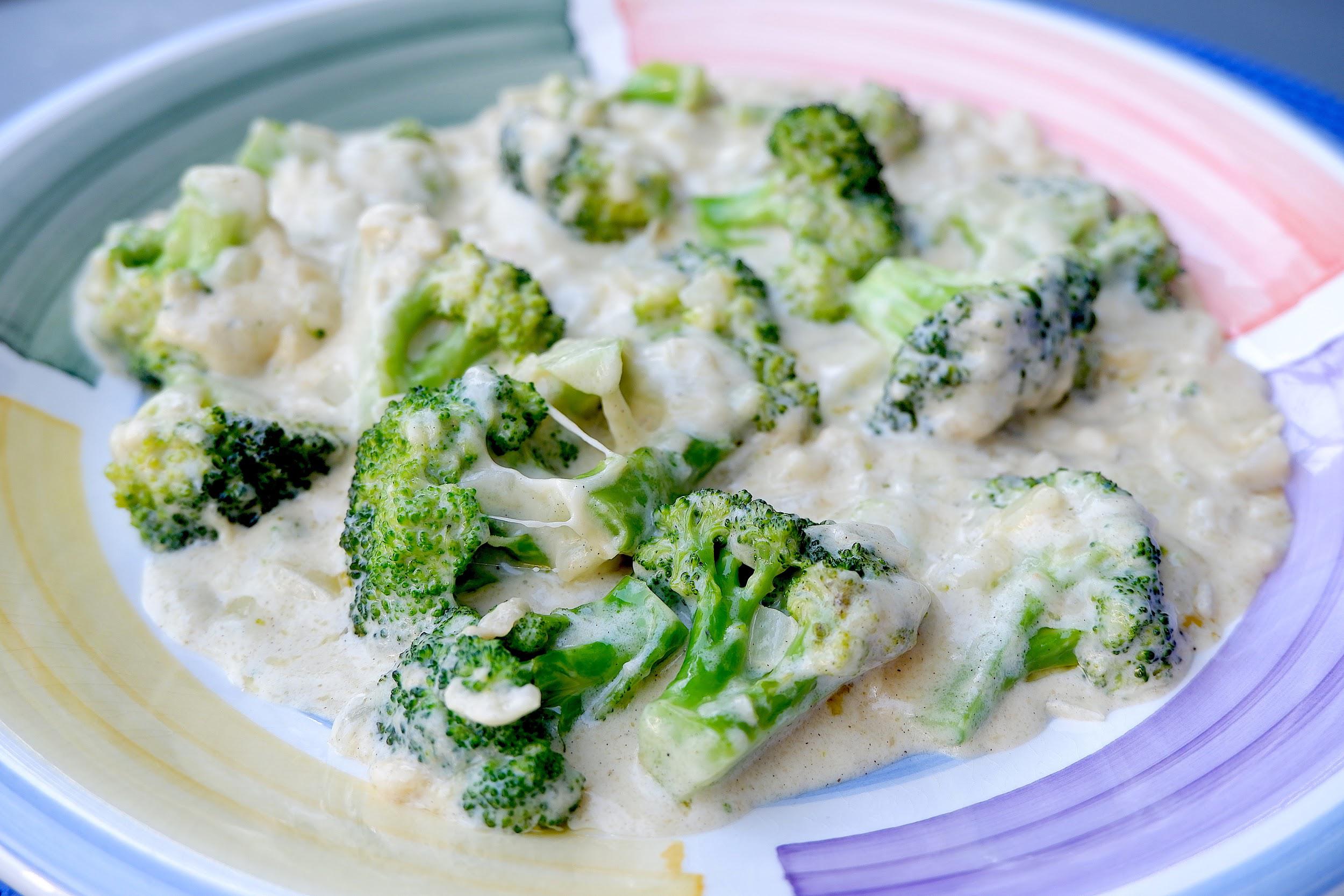 Broccoli in Mozzarella and Parmesan Sauce r/ketogenic