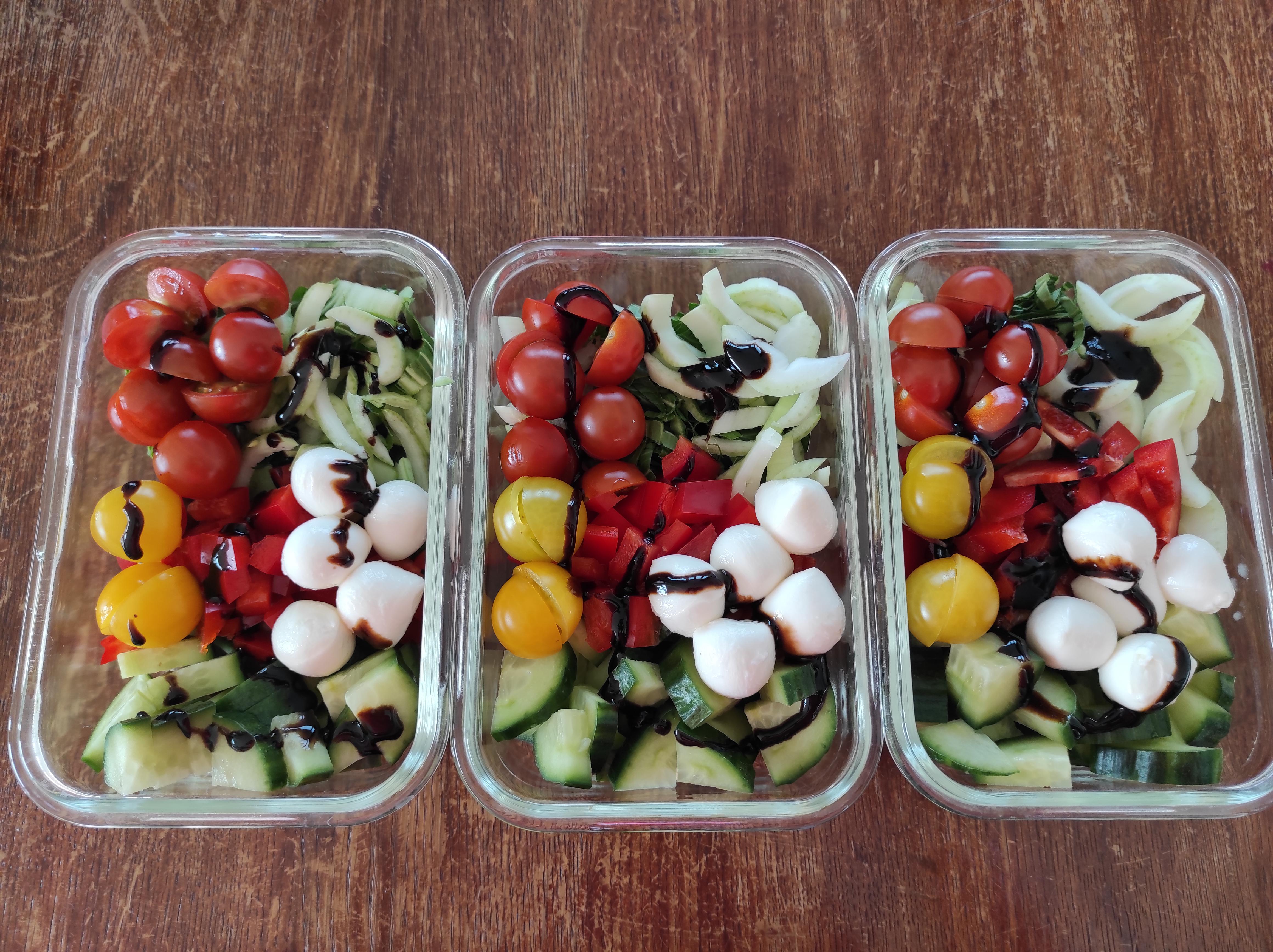 Salad for lunch; kidney beans, bock choi, cucumber, pepper, cherry