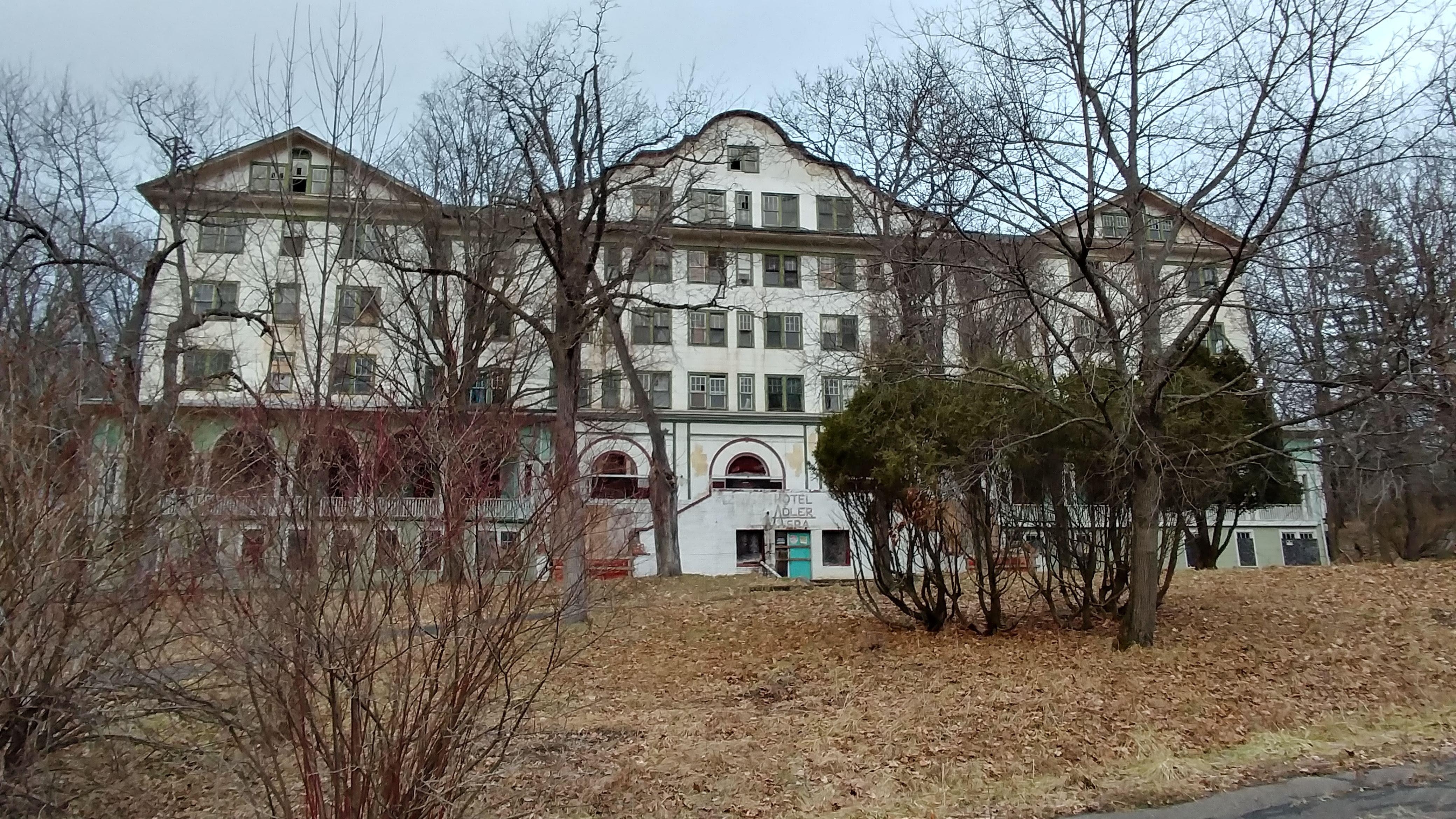 Abandoned Adler Hotel in Sharon Springs, NY [OC] [4160x2340] r