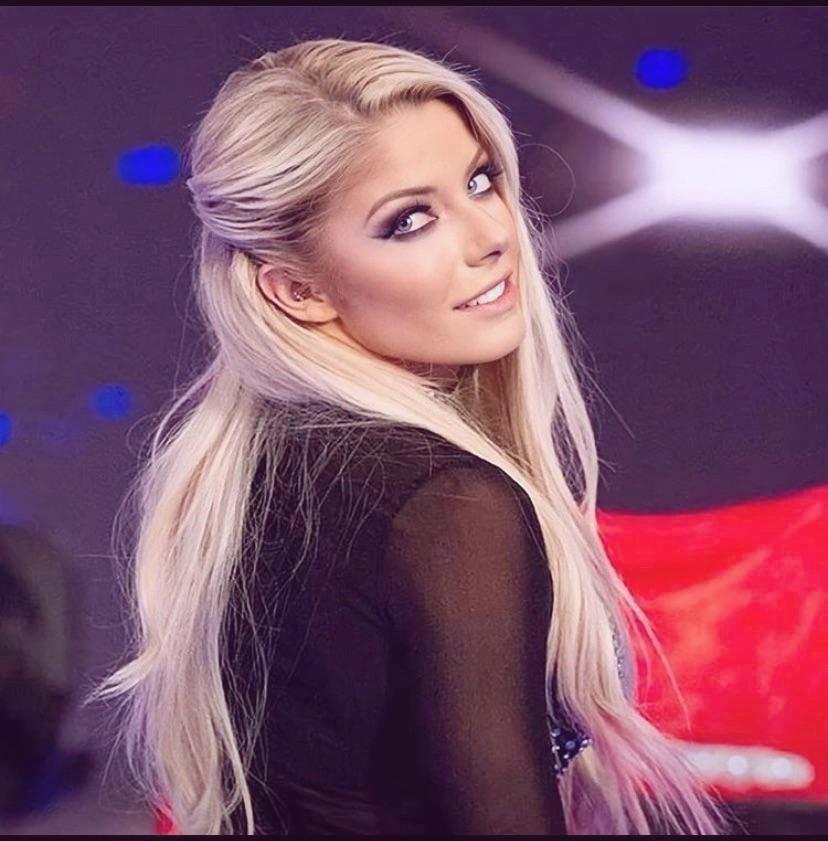 Look over your Shoulder Honey AlexaBliss