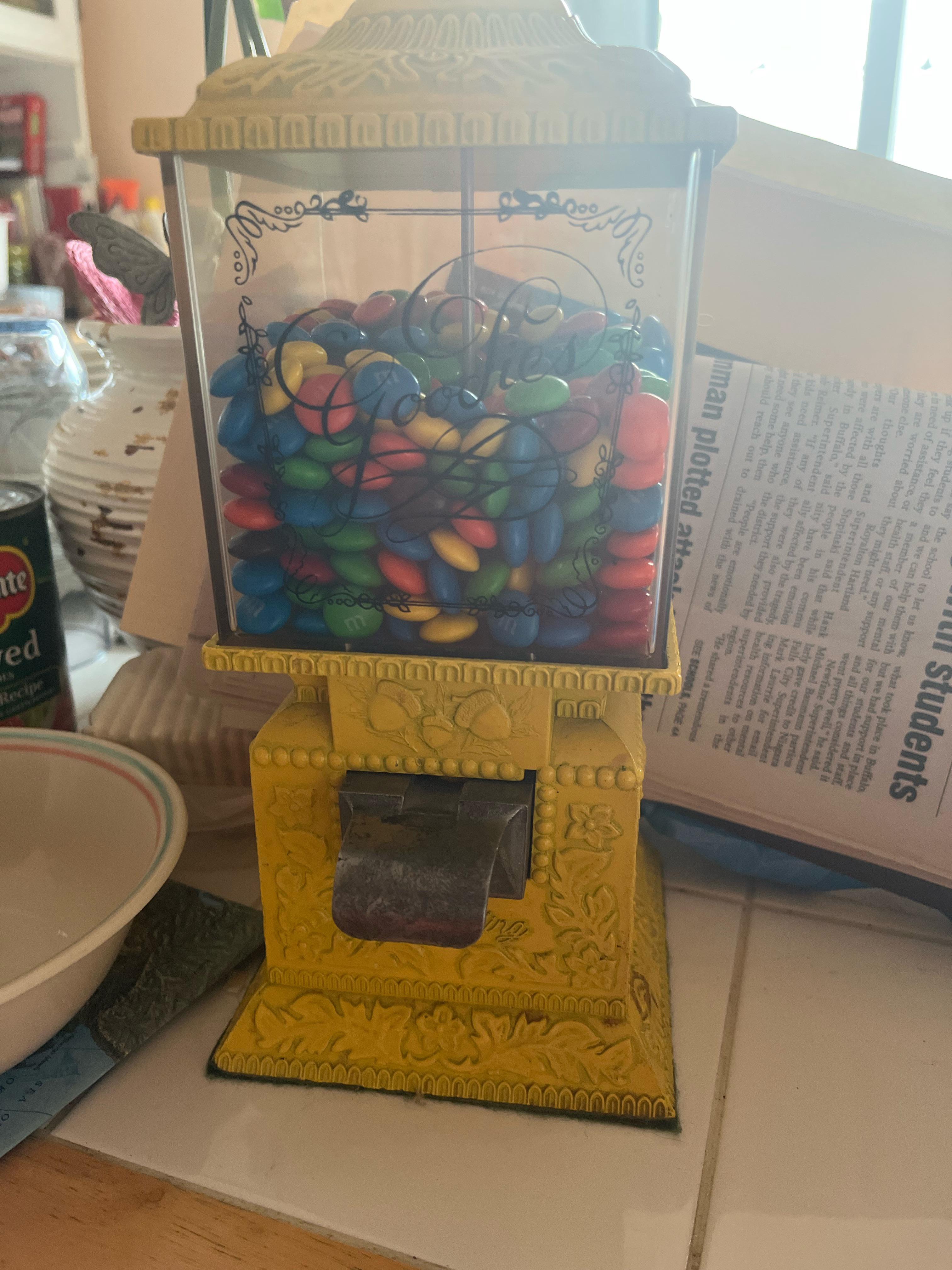 Old candy dispenser. Unsure how old it is r/nostalgia