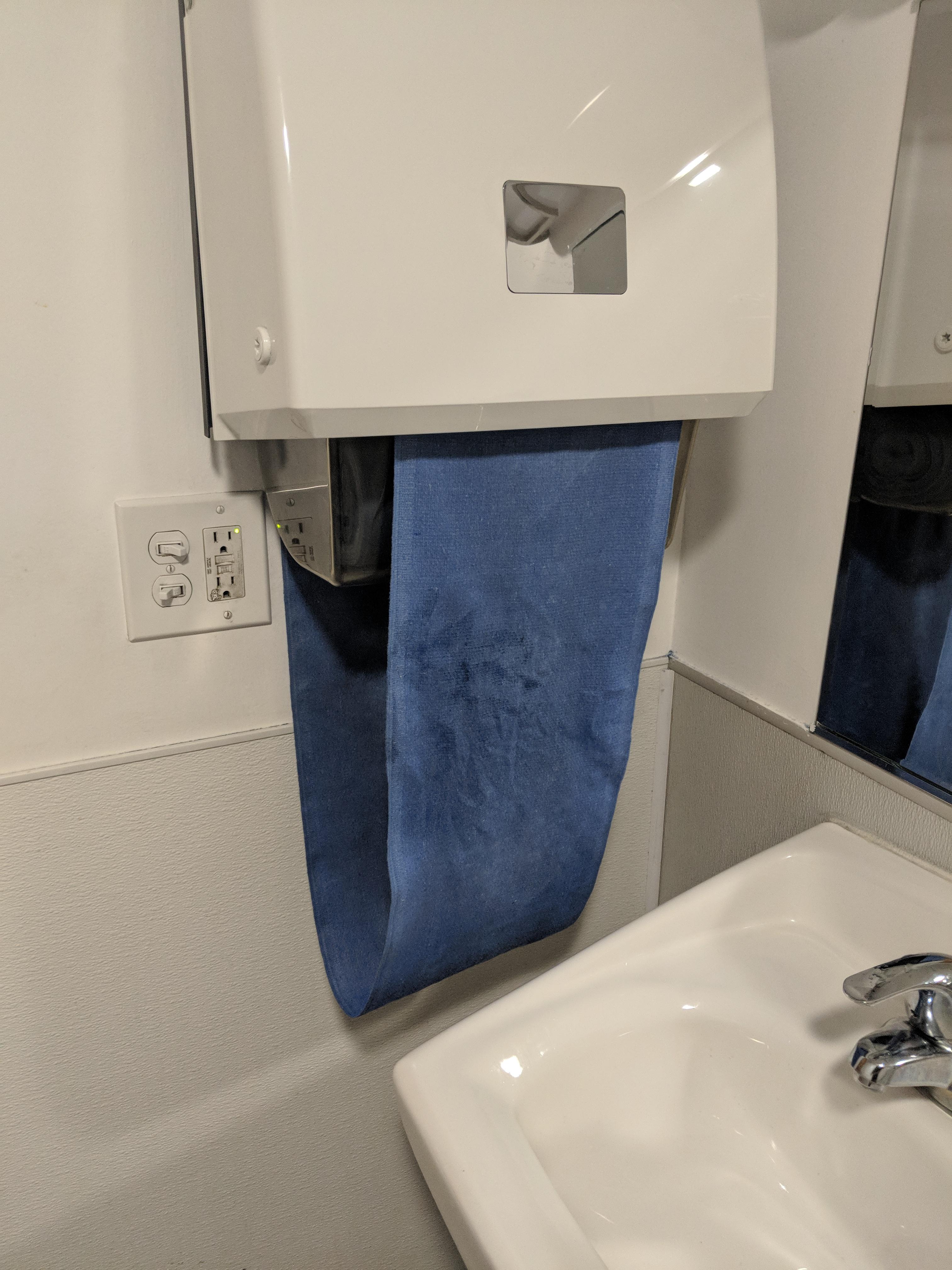This (reusable?) Towel belt thing in a public restroom mildyinteresting
