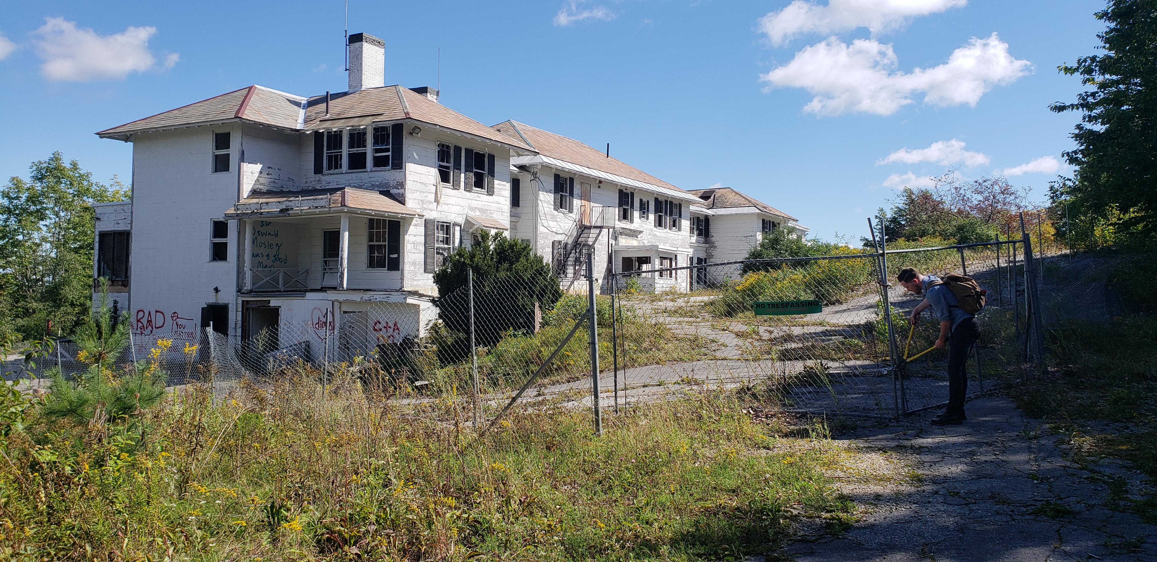 Beech Hill Estate Dublin, NH (my photo) r/abandoned