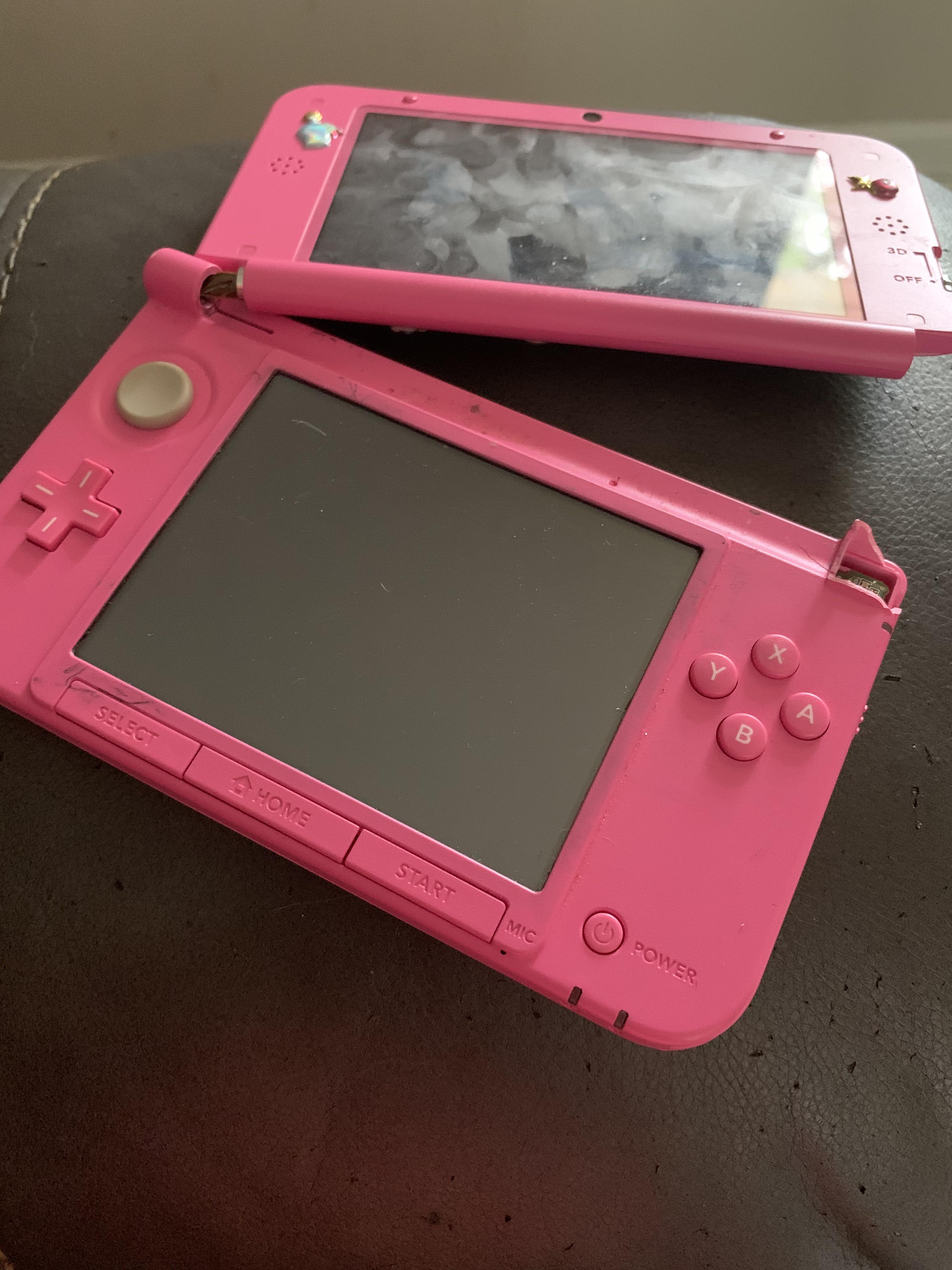 My Nintendo 3DS XL’s left hinge is already near the verge of being