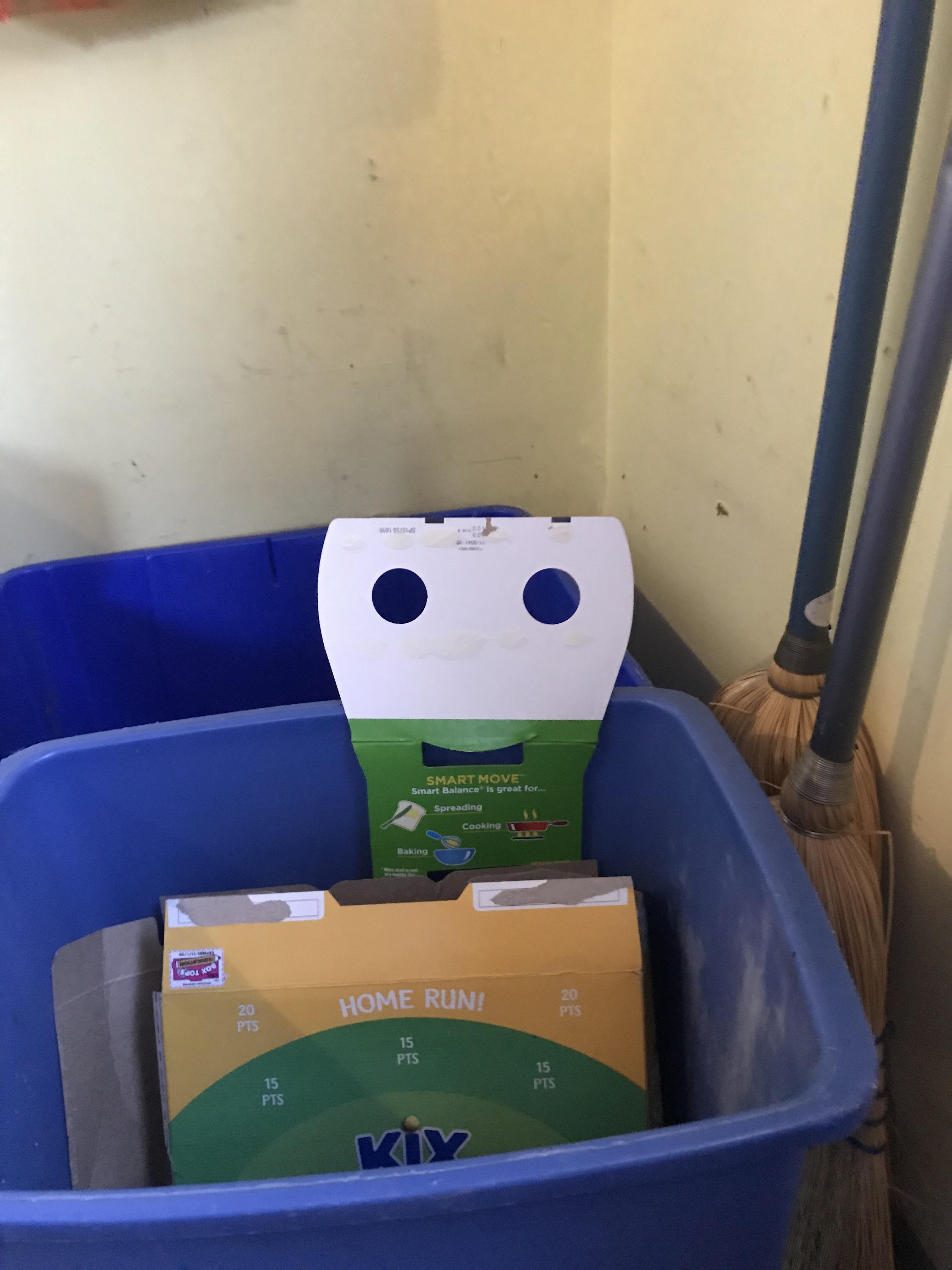Found this guy in my recycling bin. r/Pareidolia