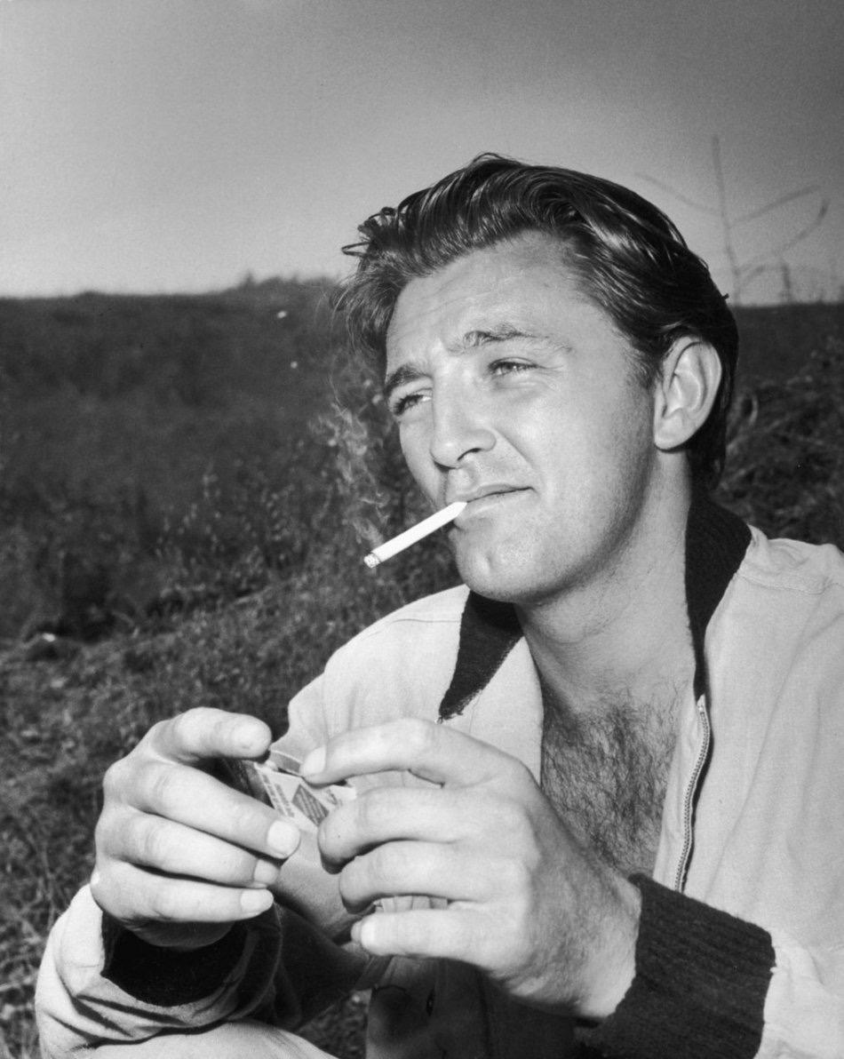 Hollywood "bad boy" Robert Mitchum, circa 1948 r/OldSchoolCool