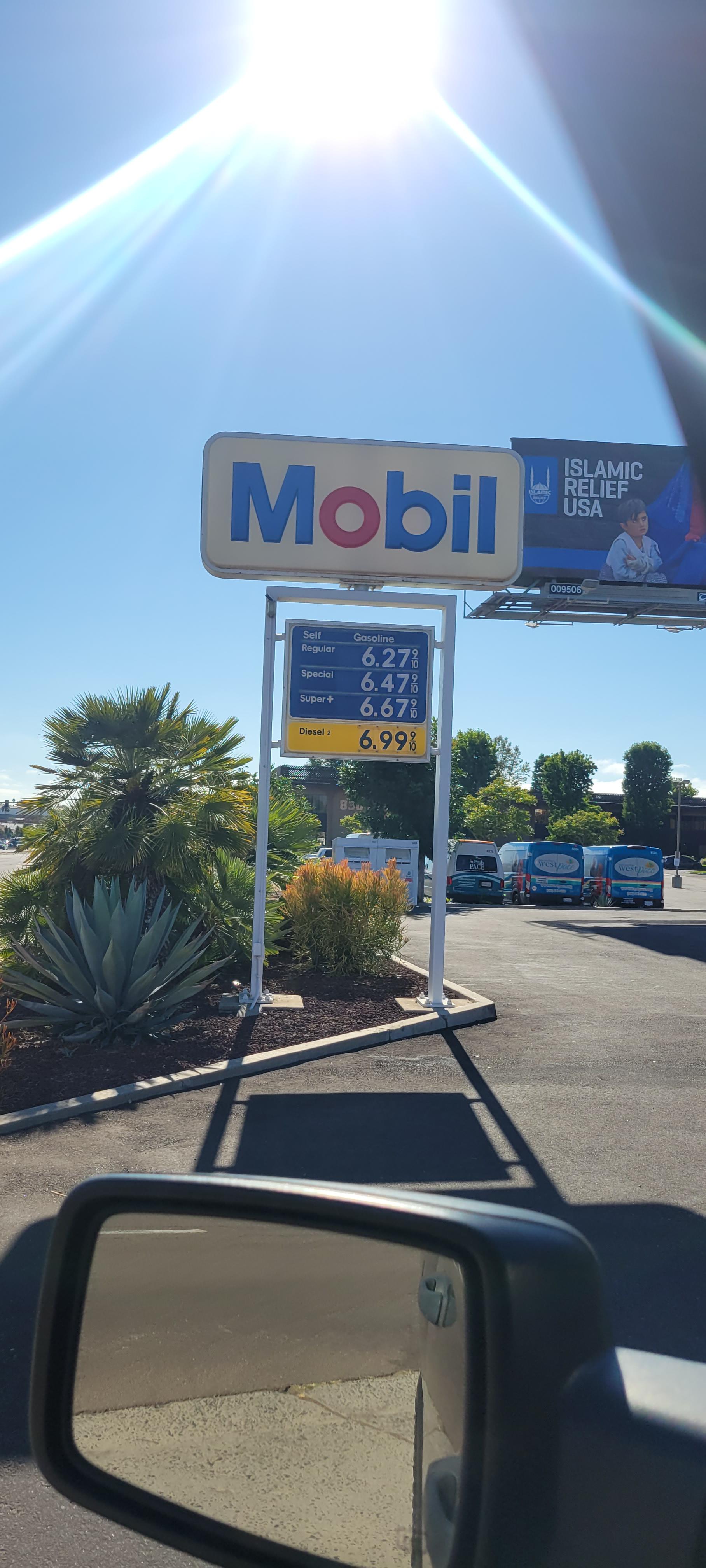 I'm not sure if artificially setting gas prices is illegal but this particular gas station has