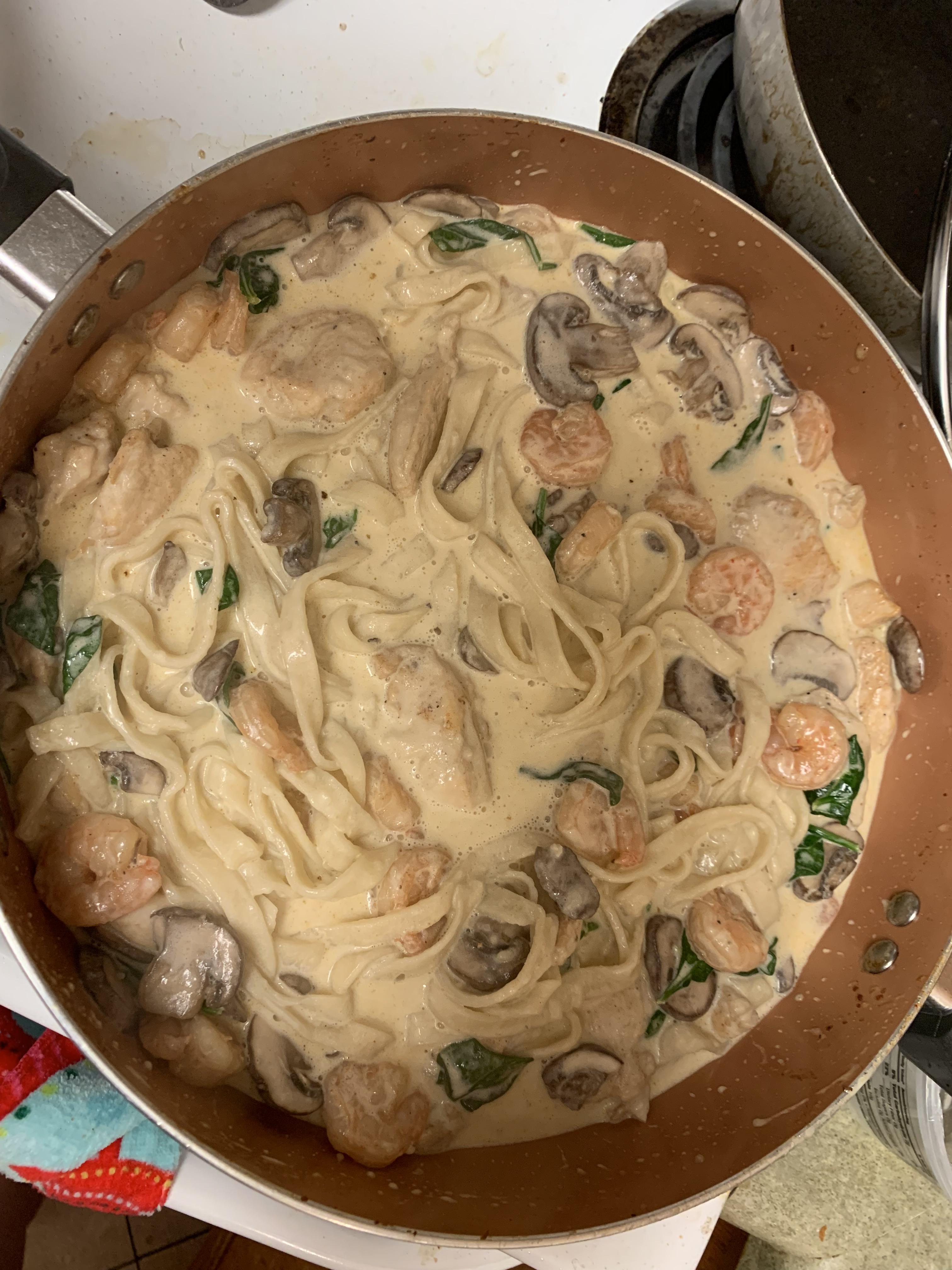 [Homemade] Alfredo sauce and noodles with fish, shrimp, mushrooms, and