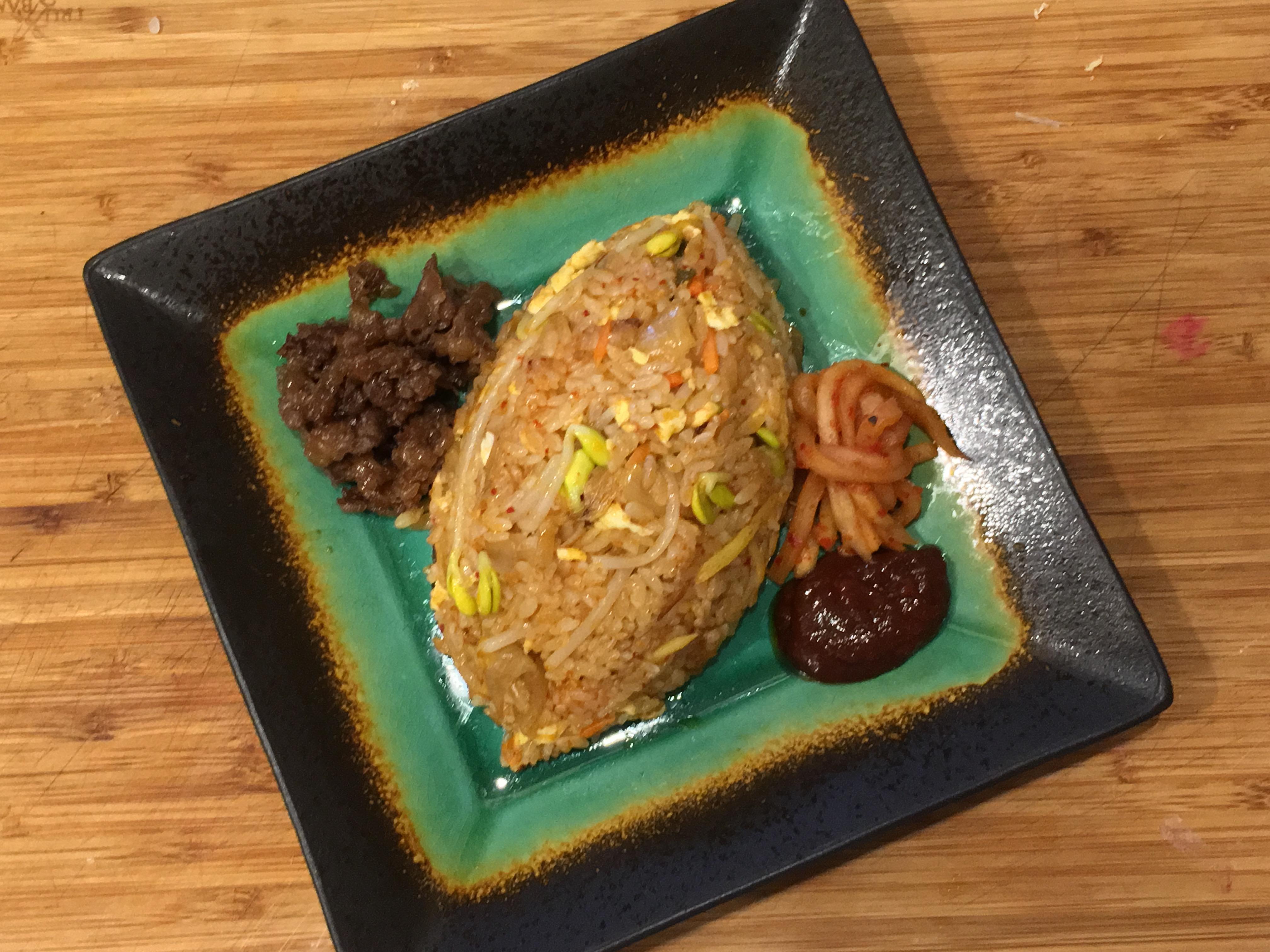 [Homemade] Kimchi fried rice w/ bulgogi and daikon kimchi r/food