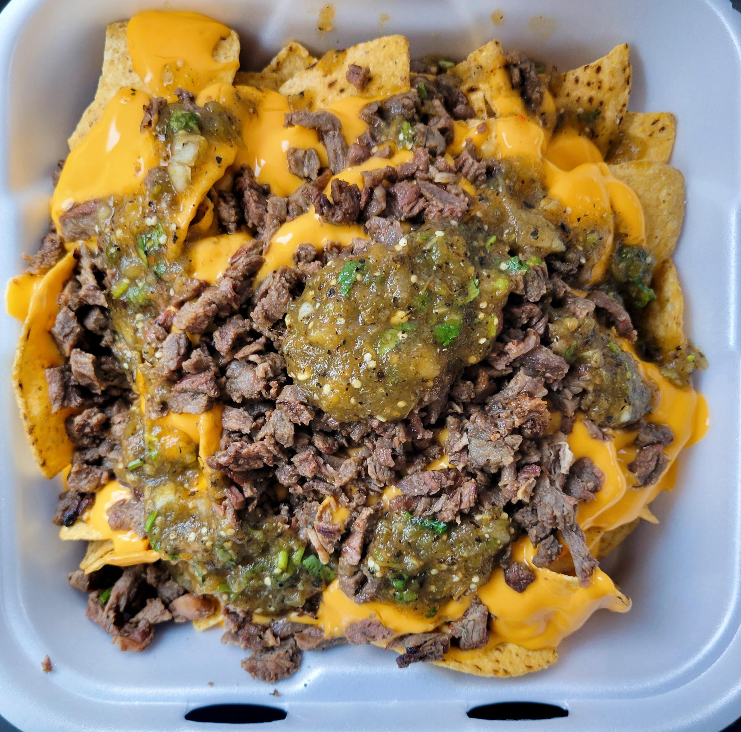 sometimes, only cheap nacho cheese will do 🧀. nachos con carne asada