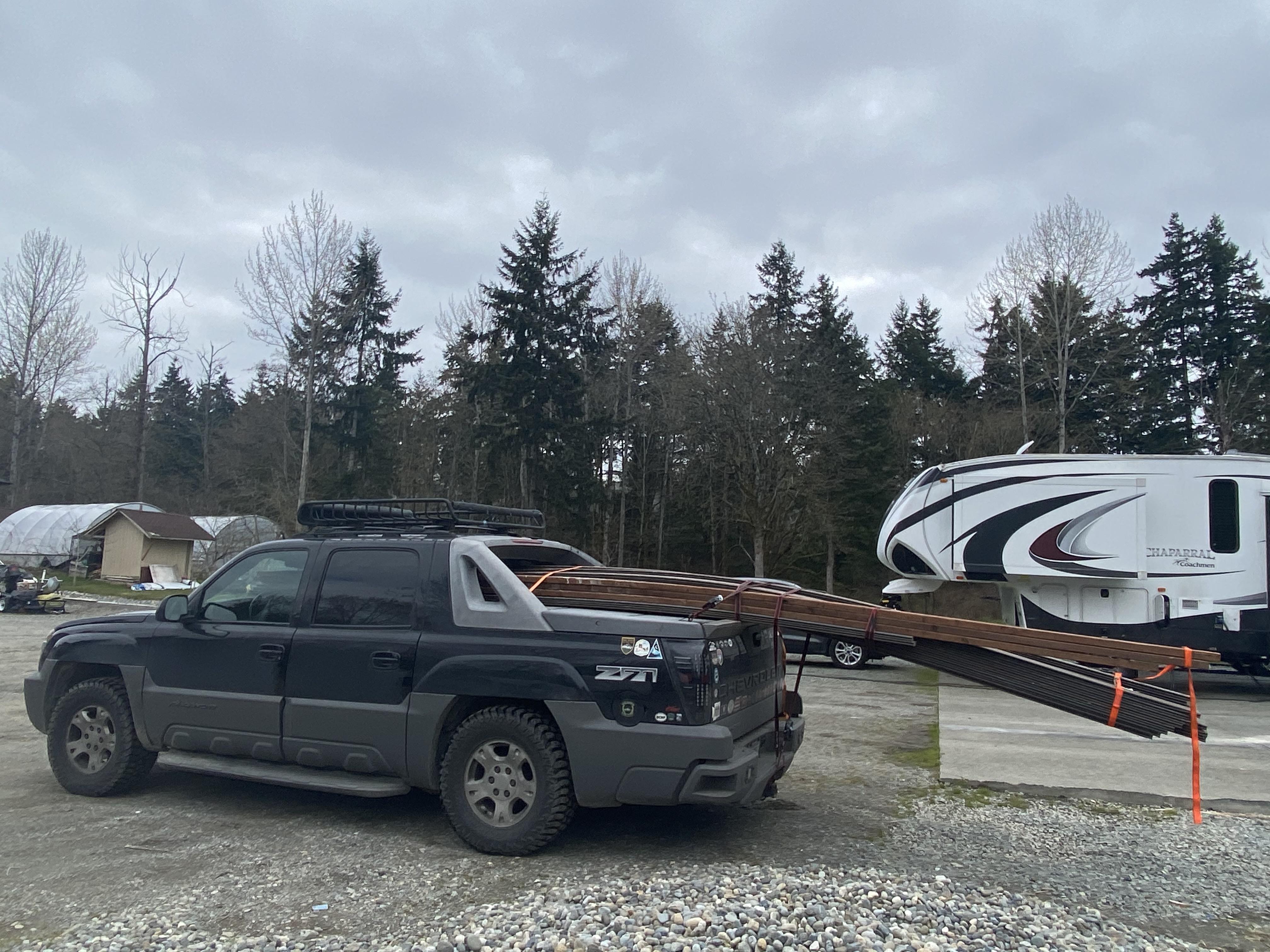 Moving 16ft long boards with a pickup truck. r/IdiotsInCars