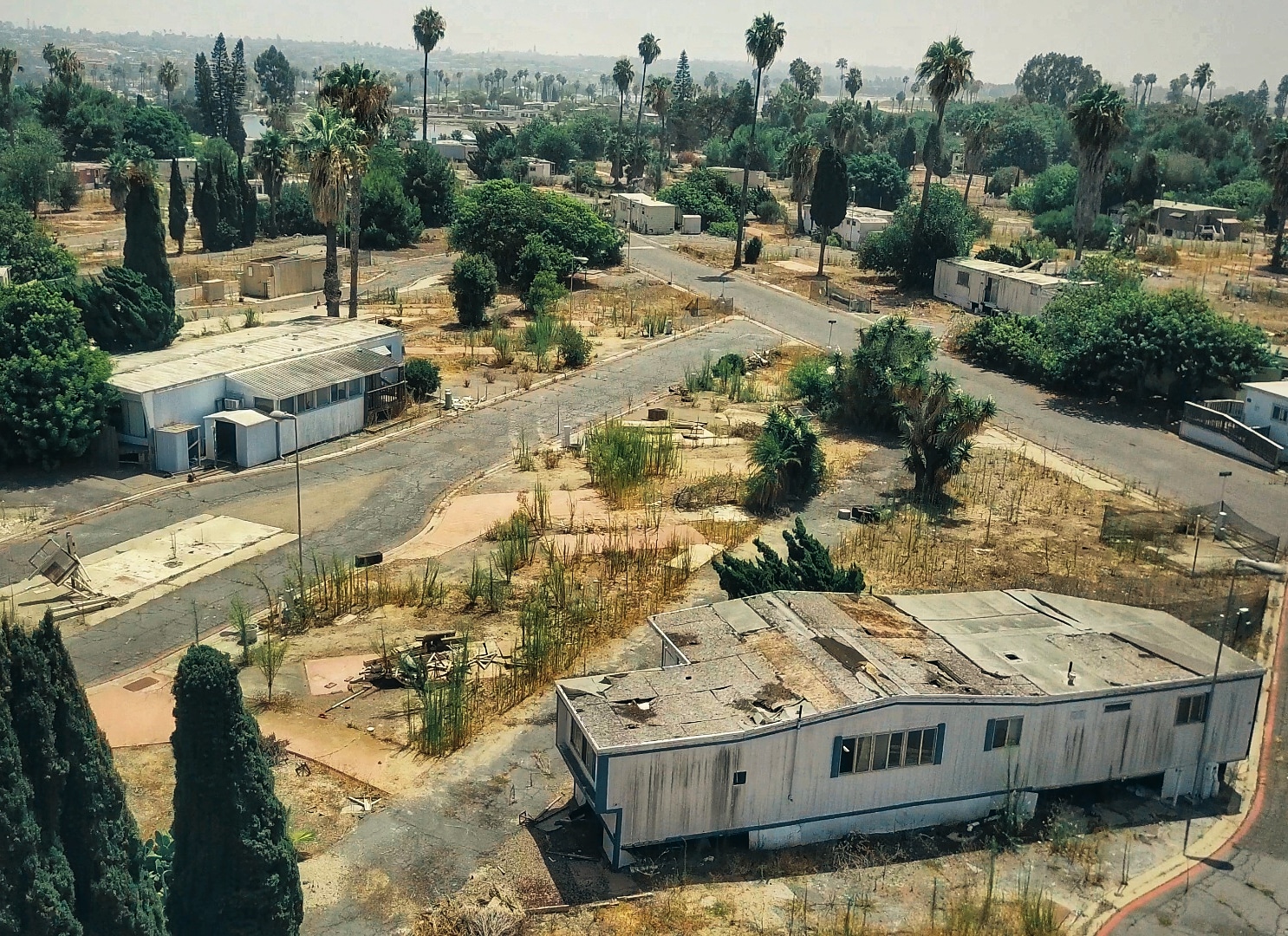 Abandoned Mobile Home Park in California [1486x1080] [OC] [Vid In