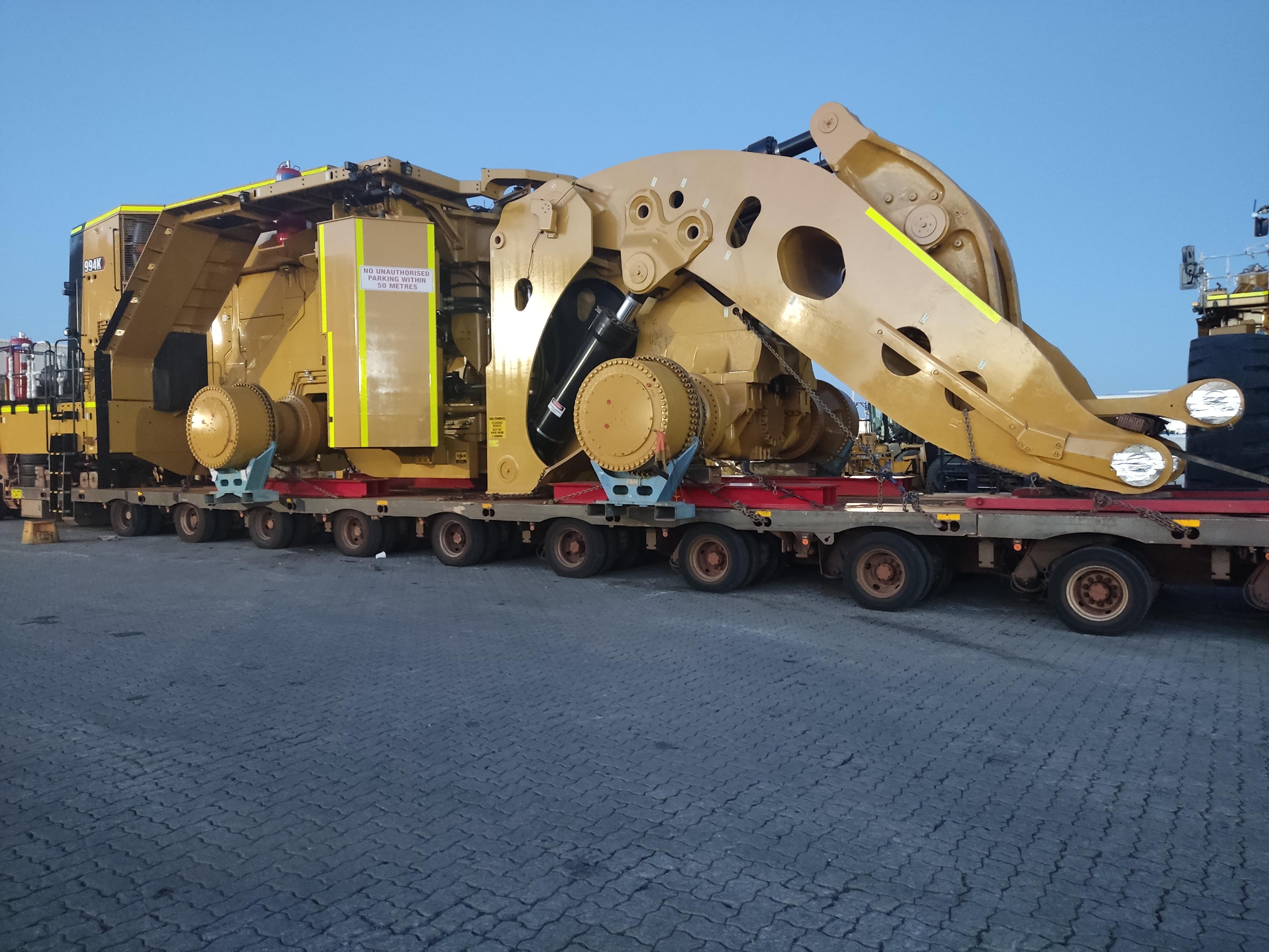 CAT 994k leaving it's nest. r/MachinePorn