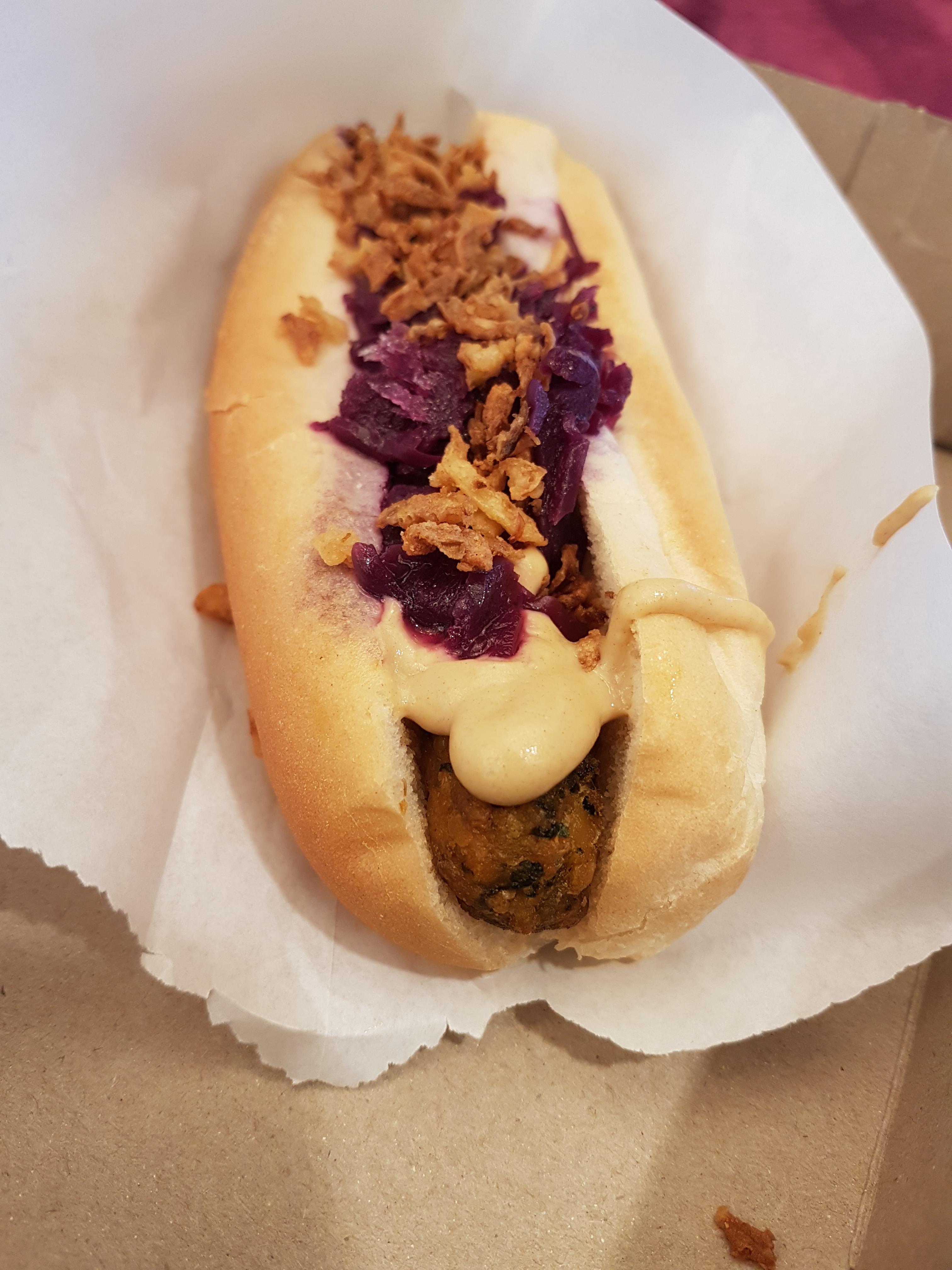 [I ATE] Veggie hot dog with sweet and spicy mustard, pickled red