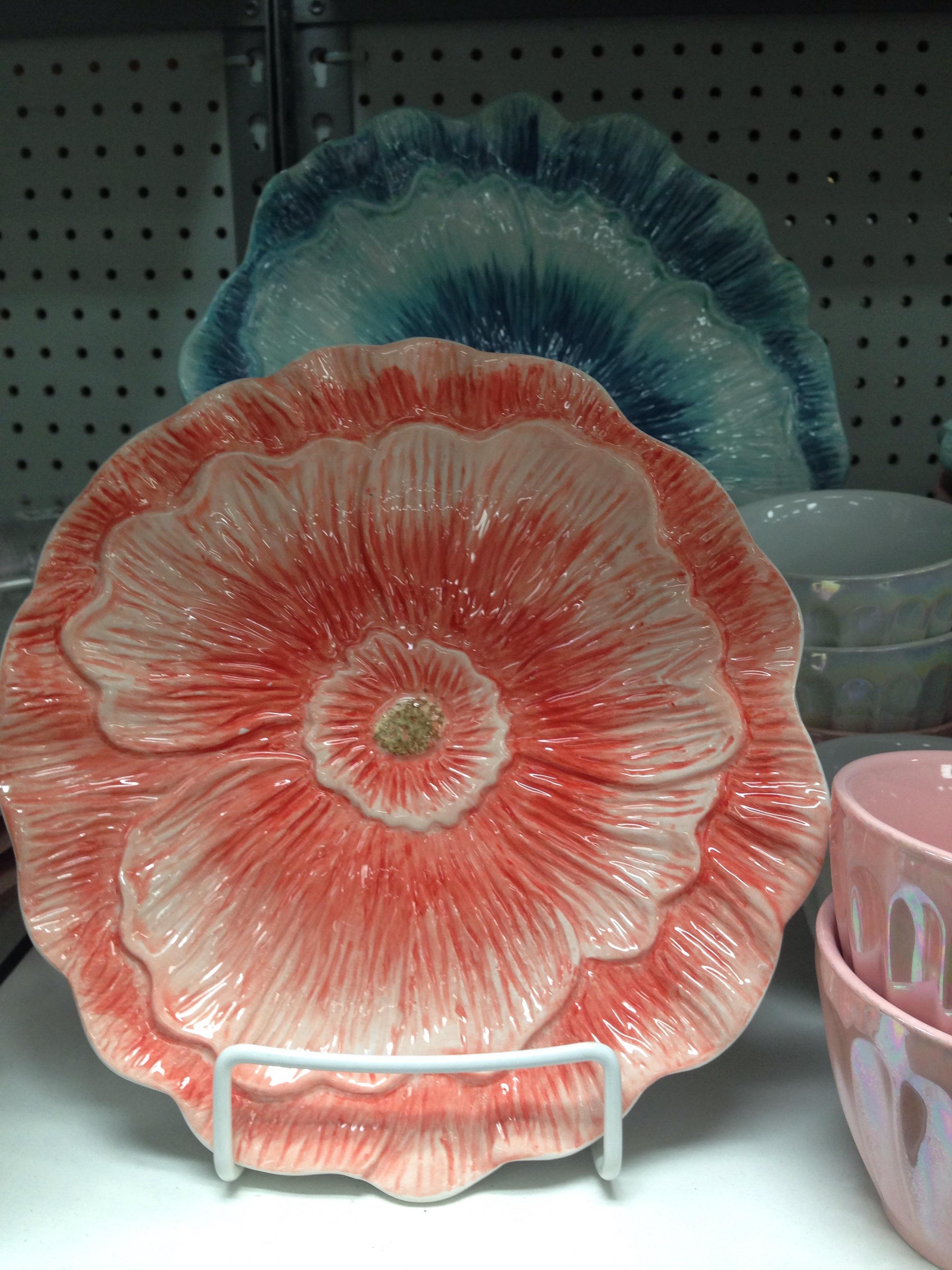 Imagine eating... anything off these plates. r/CrappyDesign