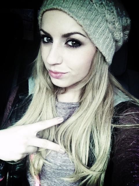 🔞Lexi Belle - Tiny Peace Sign of Lexi Belle NUDE | | CelebrityNakeds.com