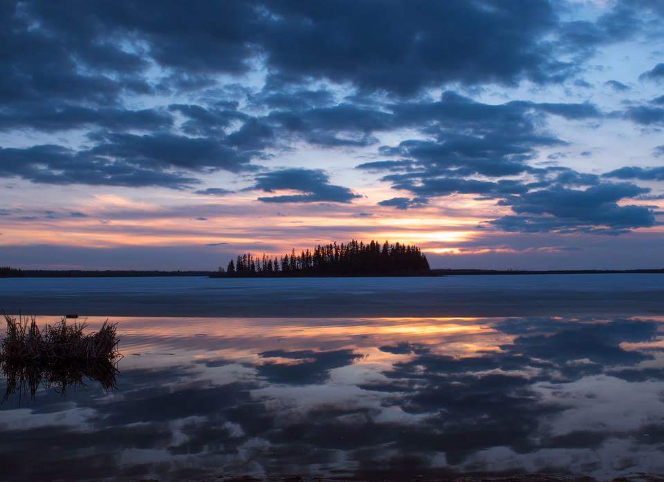 Beautiful Alberta Sunset [960x698] [OC] r/SkyPorn