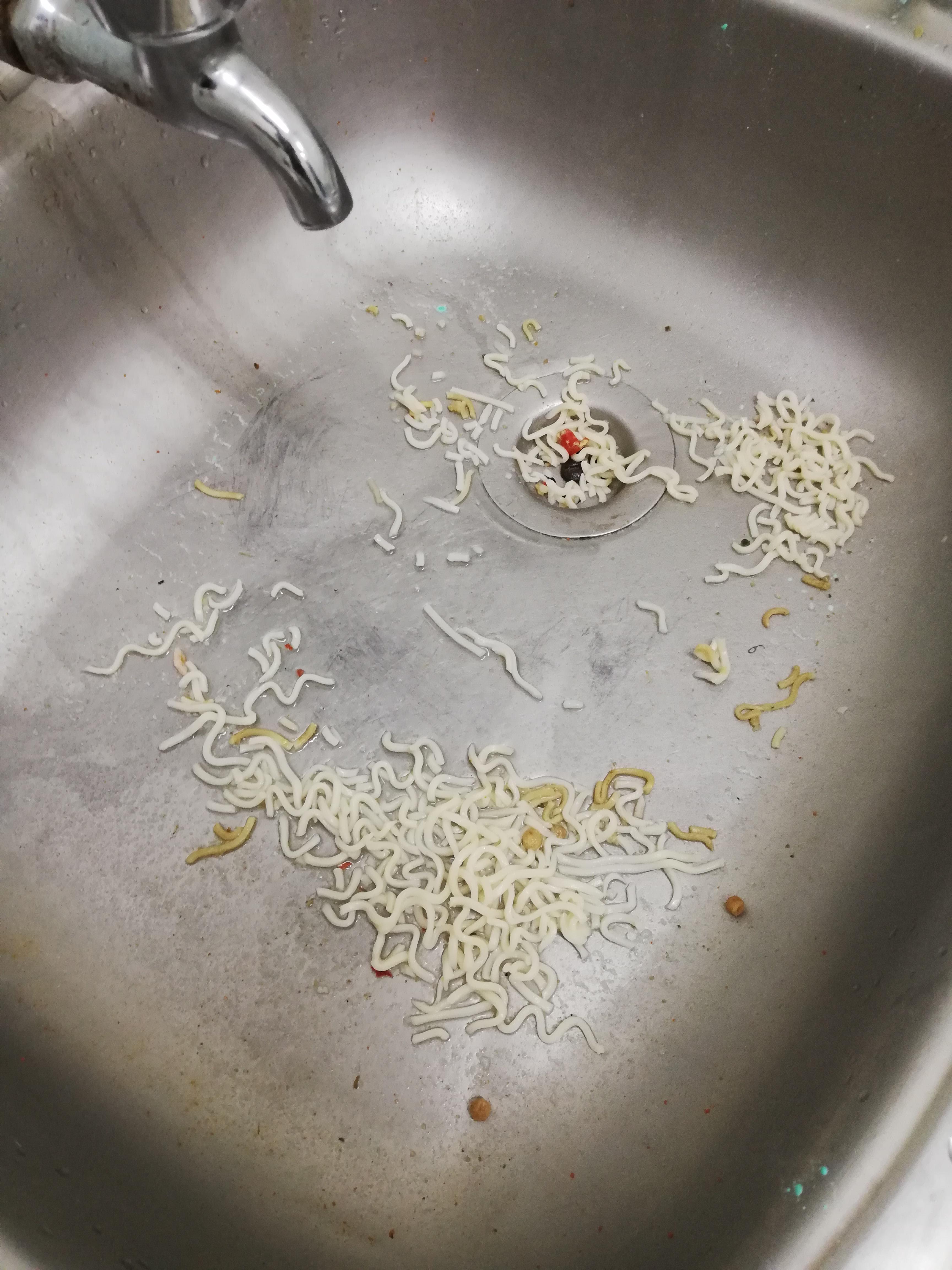 Guy throws out leftover noodles in the sink instead of the bin r/mildlyinfuriating