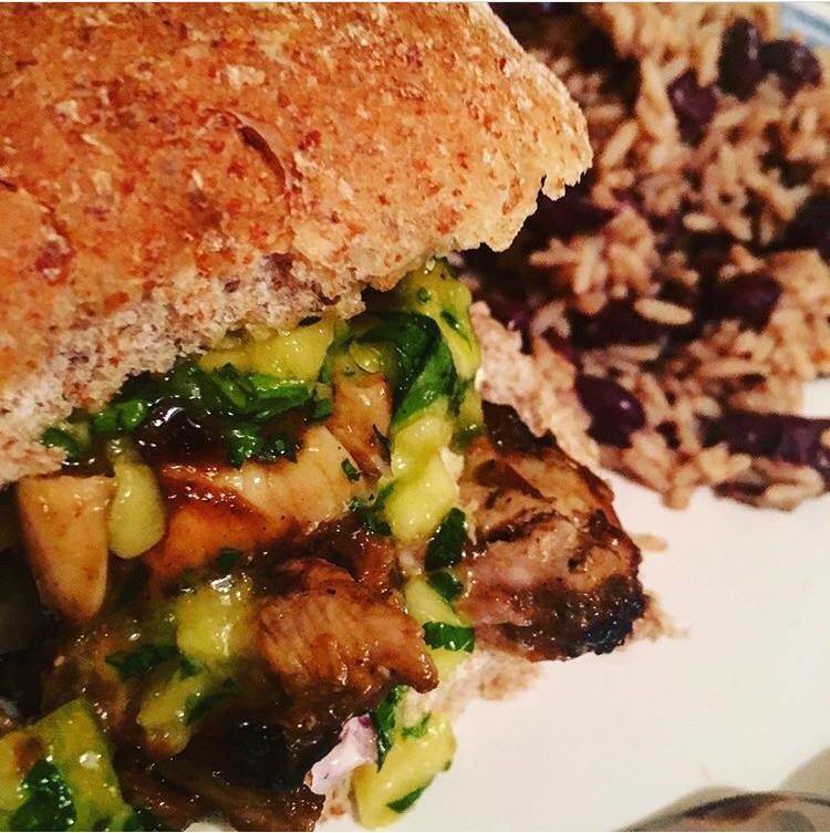 [Homemade] Jerk chicken burger with mango salsa r/food