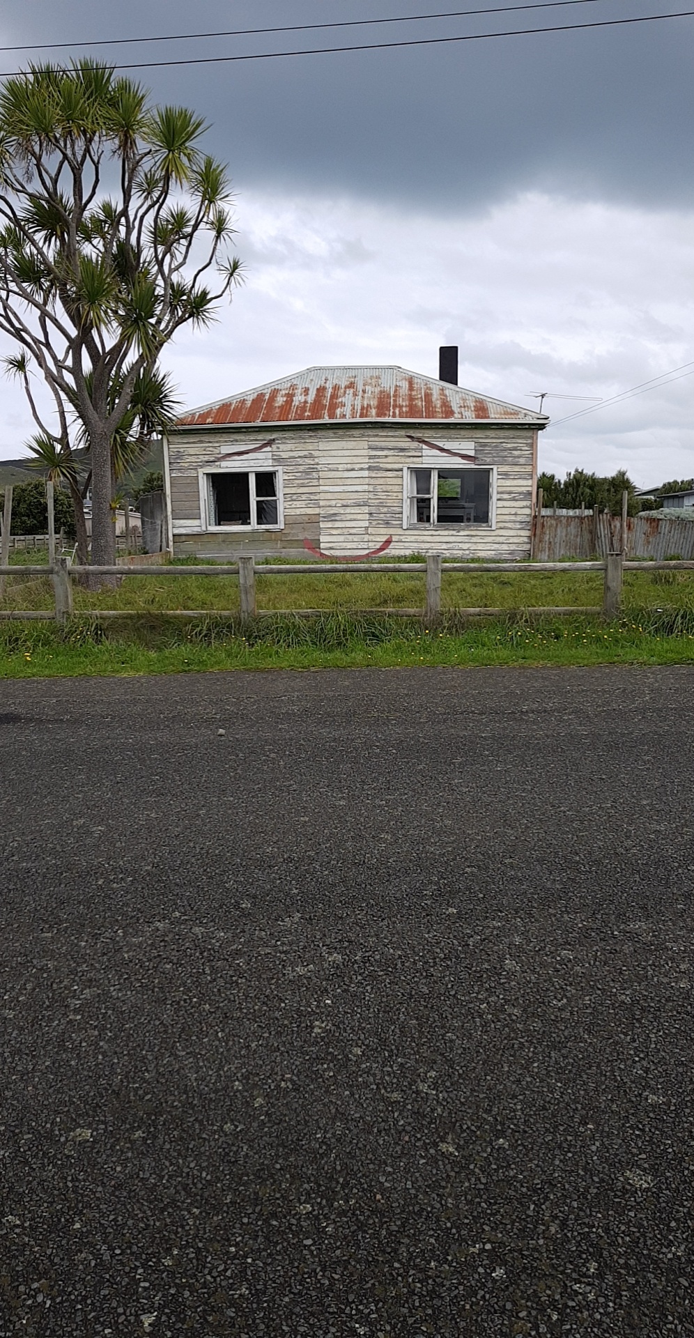 Found this happy house in Colac Bay, Southland r/newzealand