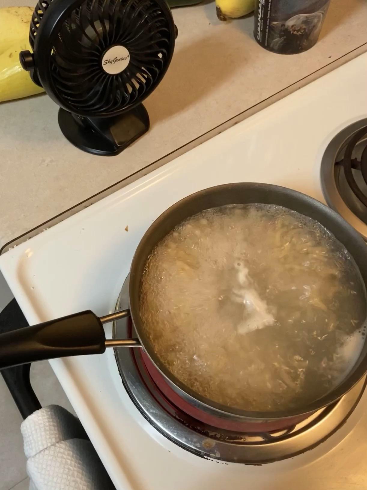 My roommate’s fix for pasta foaming over r/lifehacks