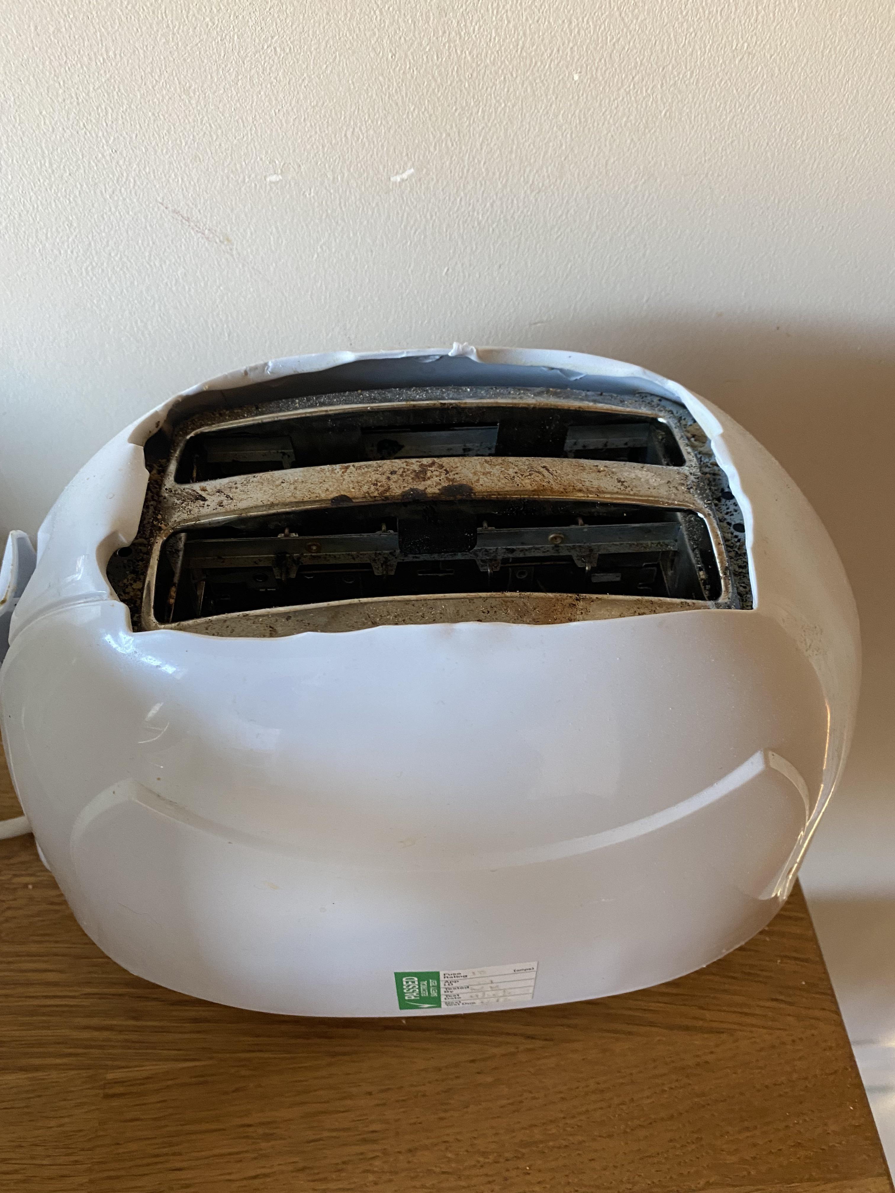 This toaster toasts the plastic surrounding your breakfast r/CrappyDesign