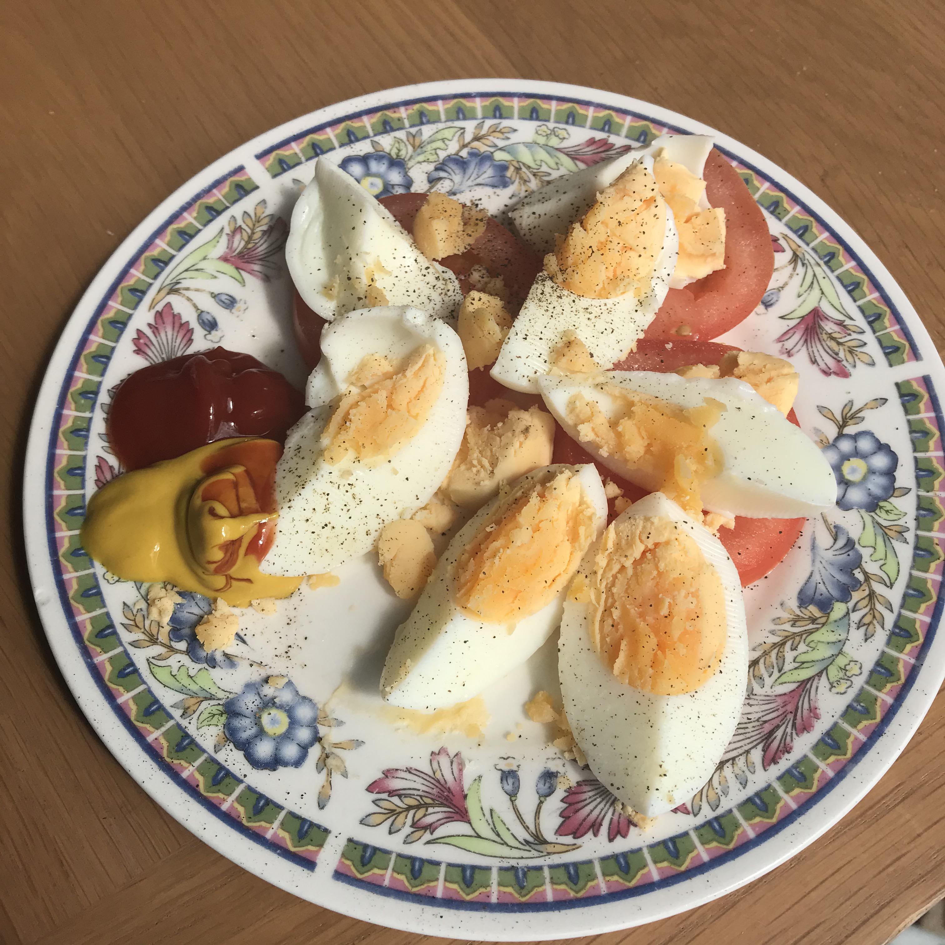 Boiled eggs, tomato slices & Ketchup/mustard for flavour (197 kcal) r