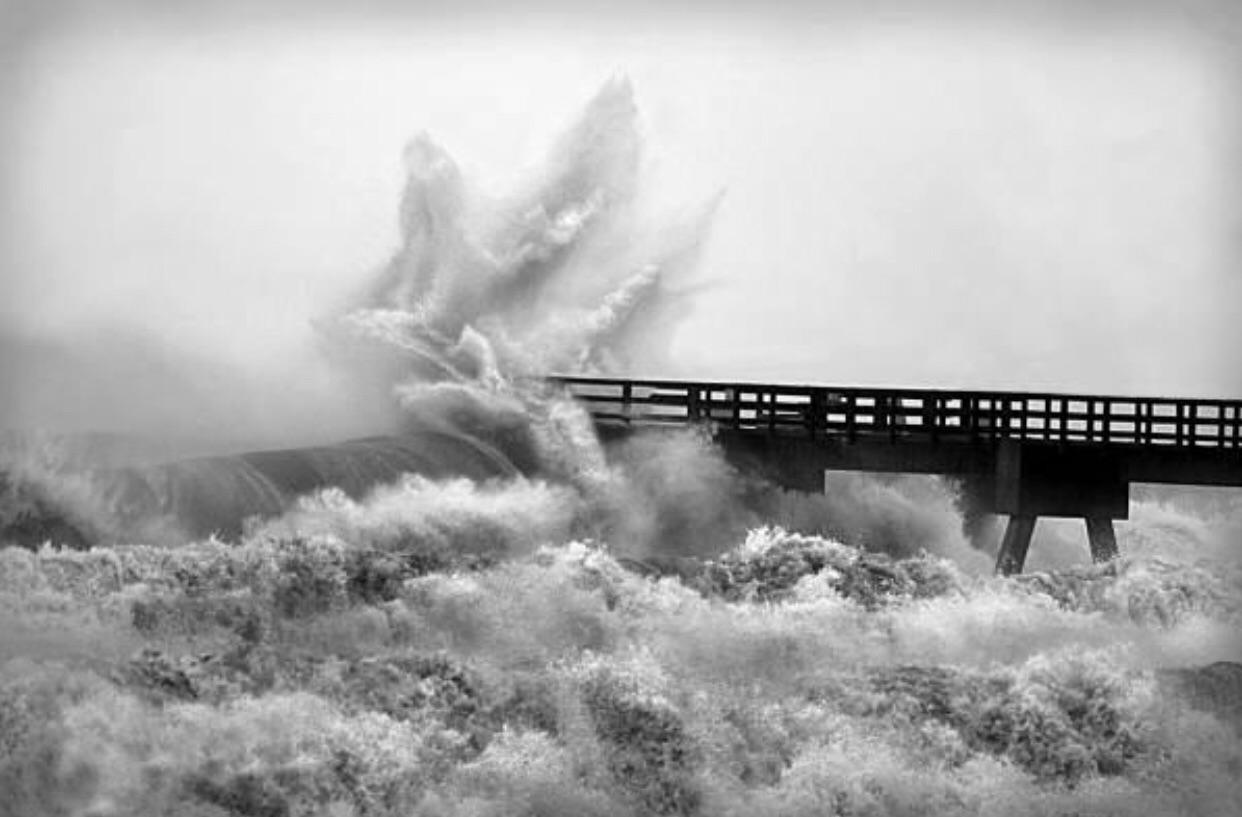 Hurricane Ivan waves hitting Navarre, Fl pier HeavySeas