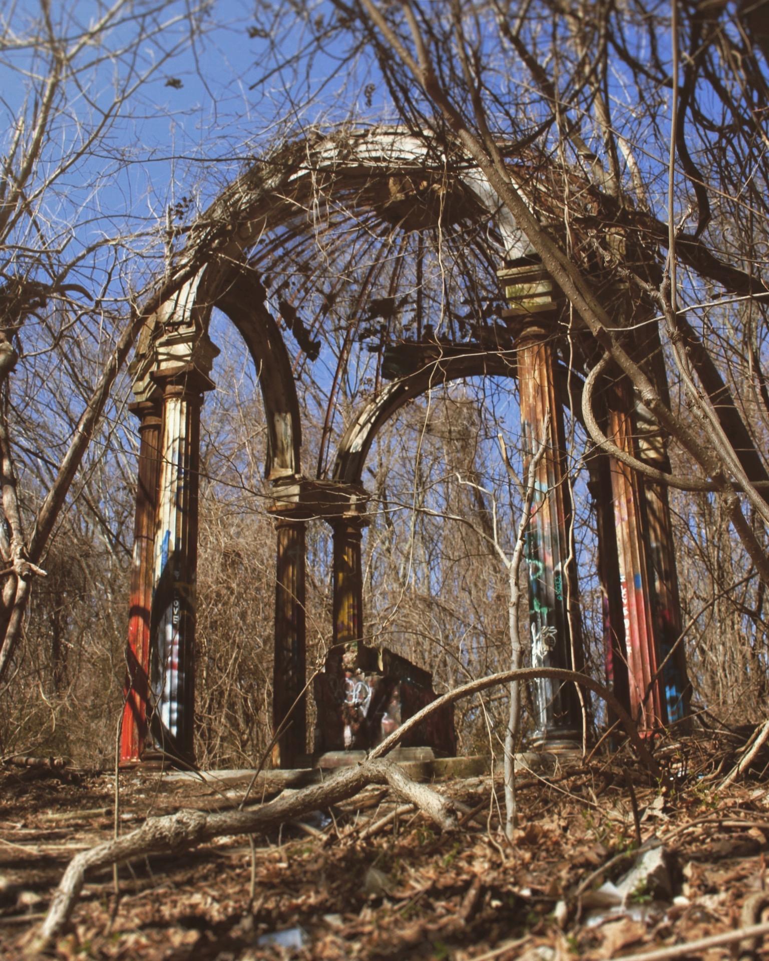 Hell House Altar Elliott City, Maryland [1536 x 1920] r/AbandonedPorn