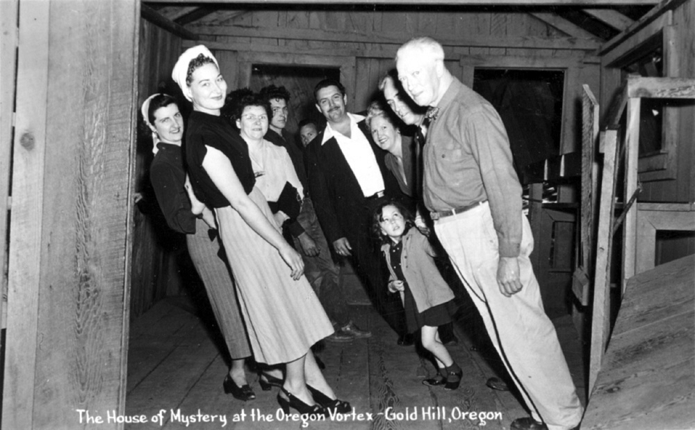 1952 Tourists in Oregon Vortex in Gold Hill, Oregon r/OldSchoolCool