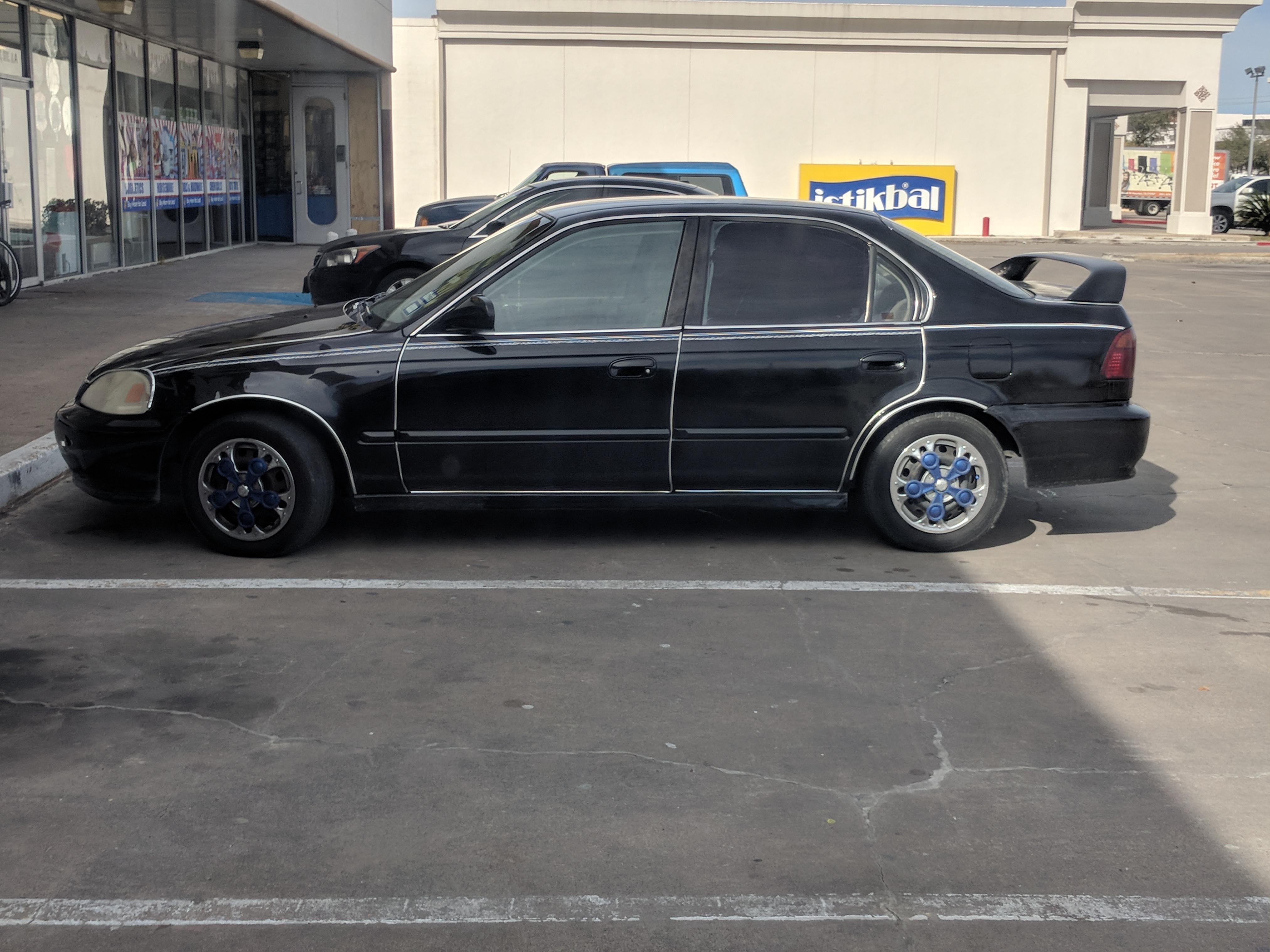 Fidget Spinner Rims anyone? Seen in Houston,Tx r/Shitty_Car_Mods