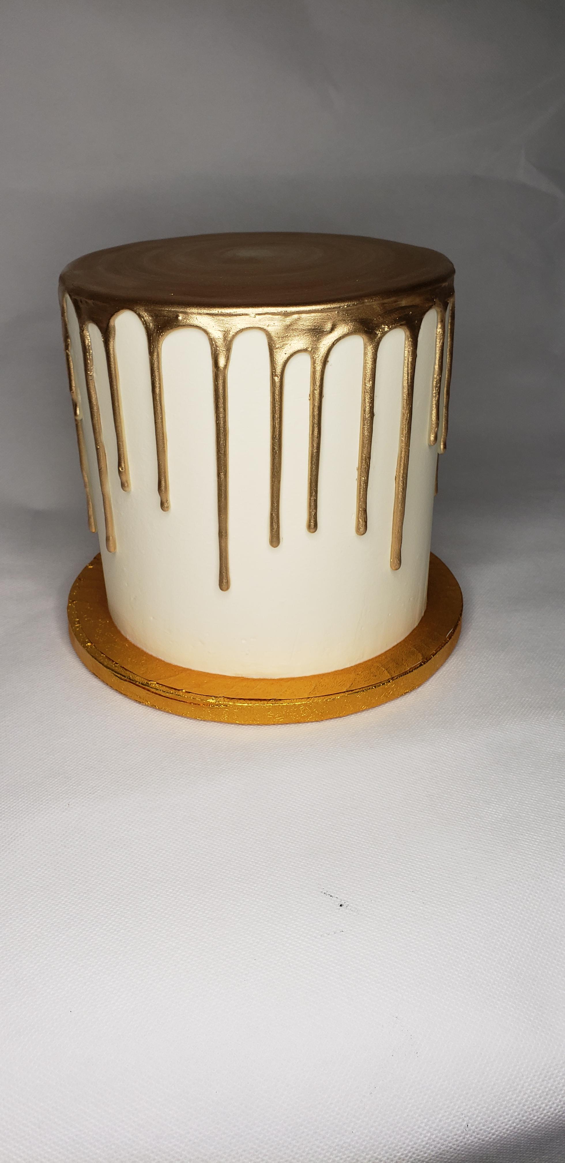 One of my favorite gold drip cakes I've done. r/Cakes