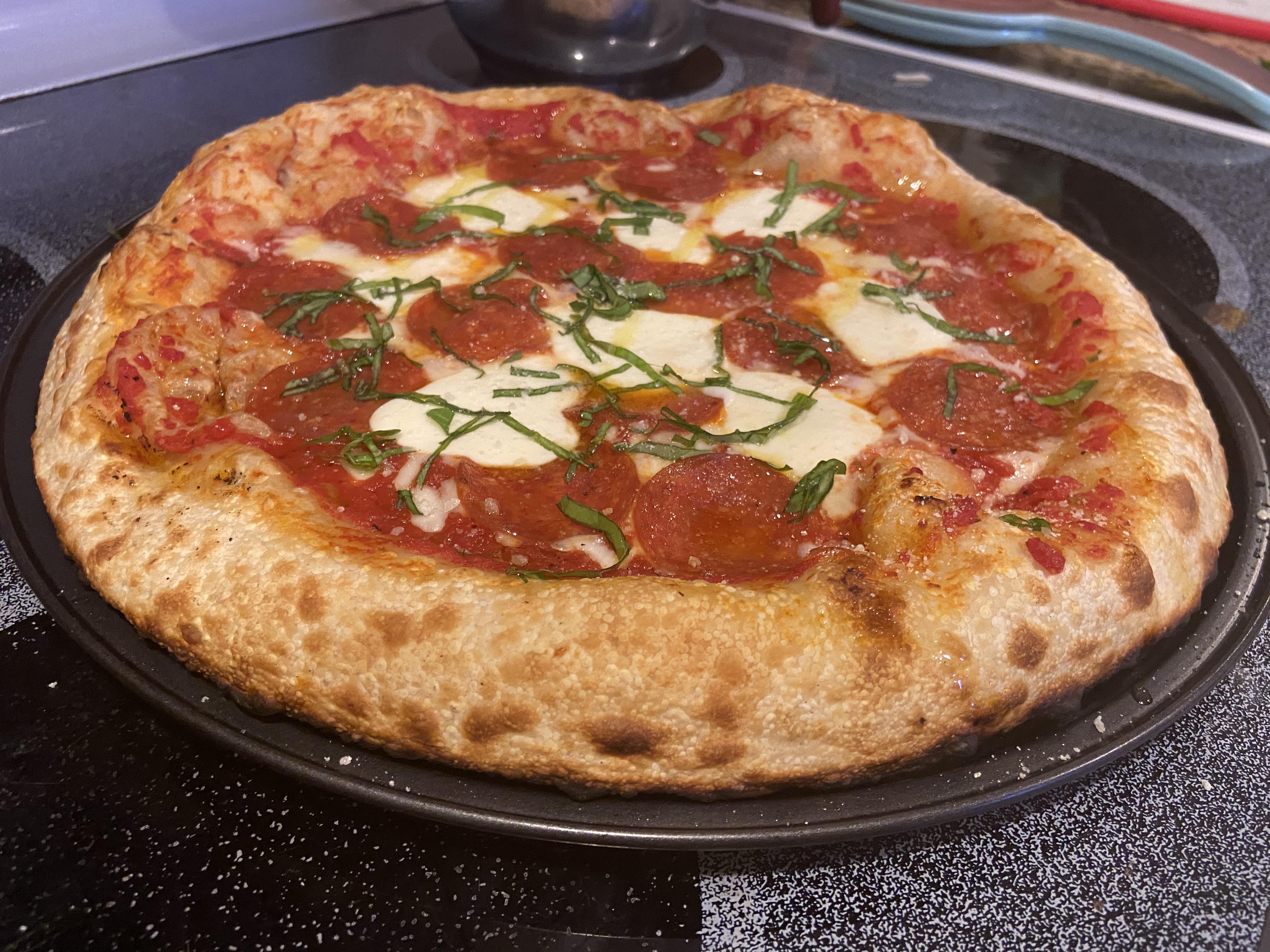 Made some wood fire pizza in my kettle grill r/FoodPorn