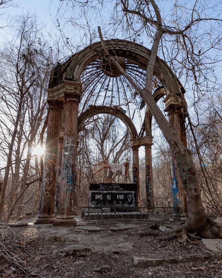 Abandoned Altar Outside of Balitmore baltimore