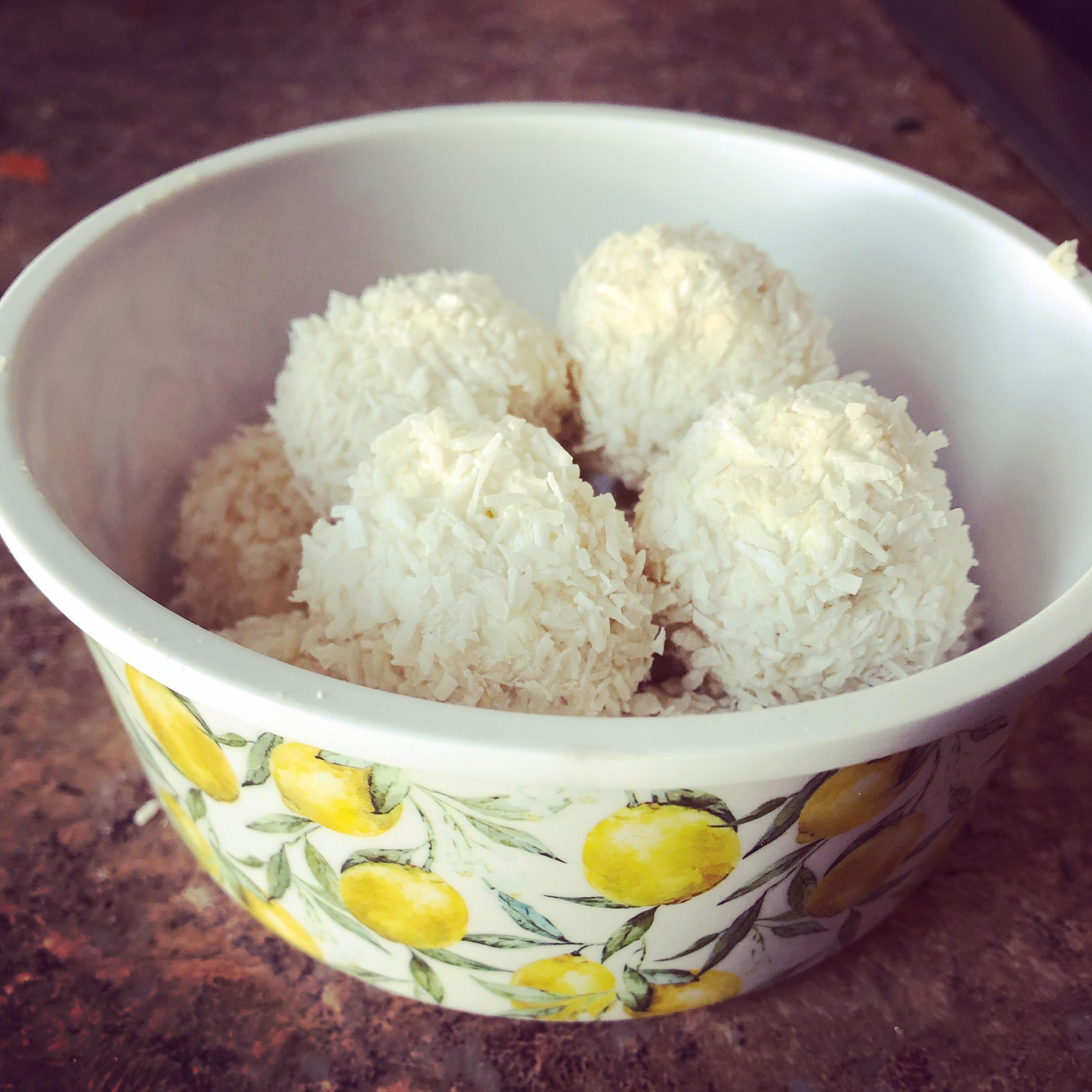 These lemon coconut cream cheese balls are SO GOOD r/ketorecipes