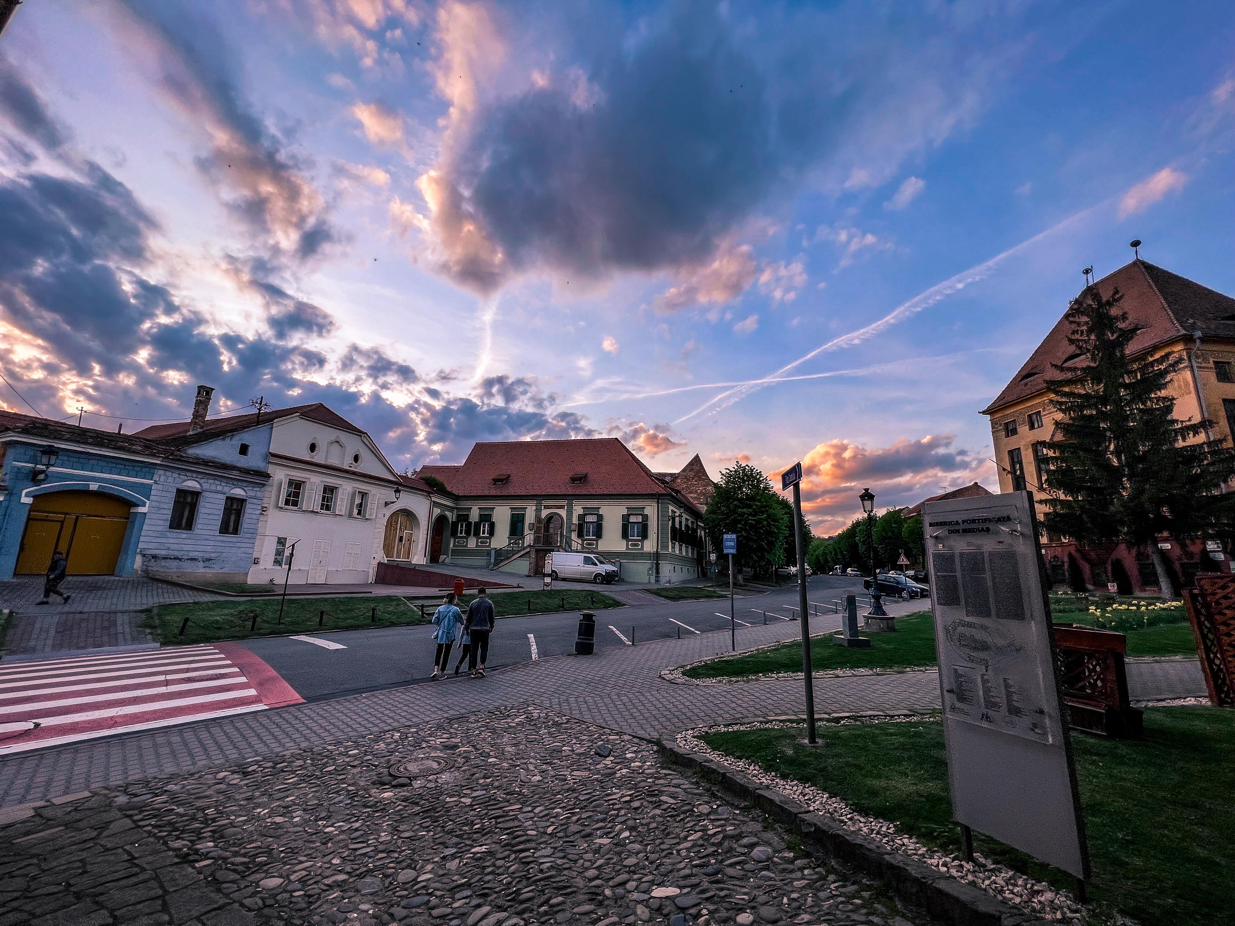 Piata Enescu, Medias r/RomaniaPorn