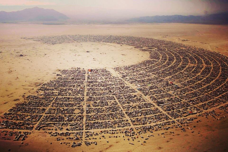 Aerial view of 45 thousand people at Burning Man festival in the Nevada Desert r/pics