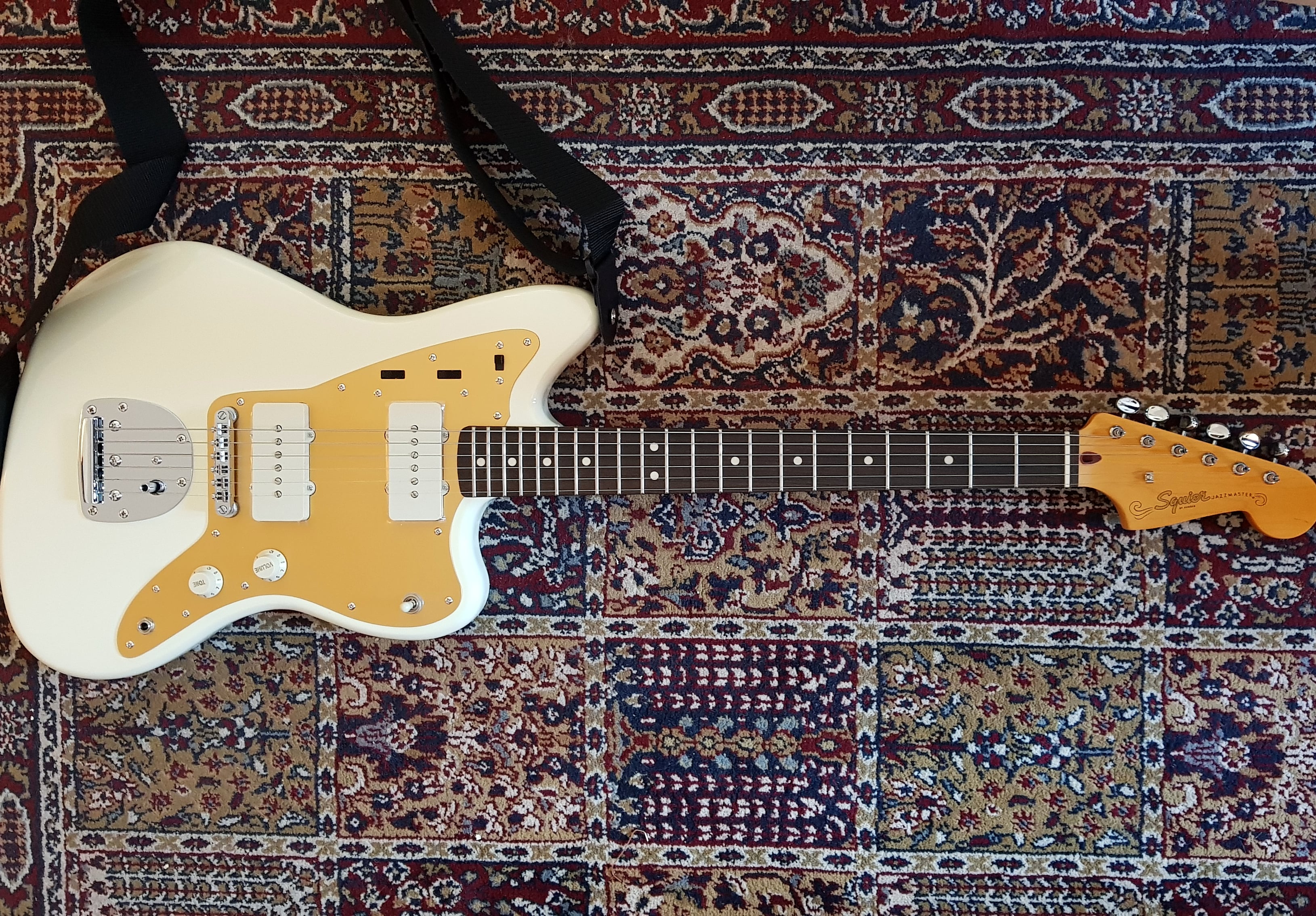 My first electric guitar, at 37. Feels pretty good. r/guitarporn