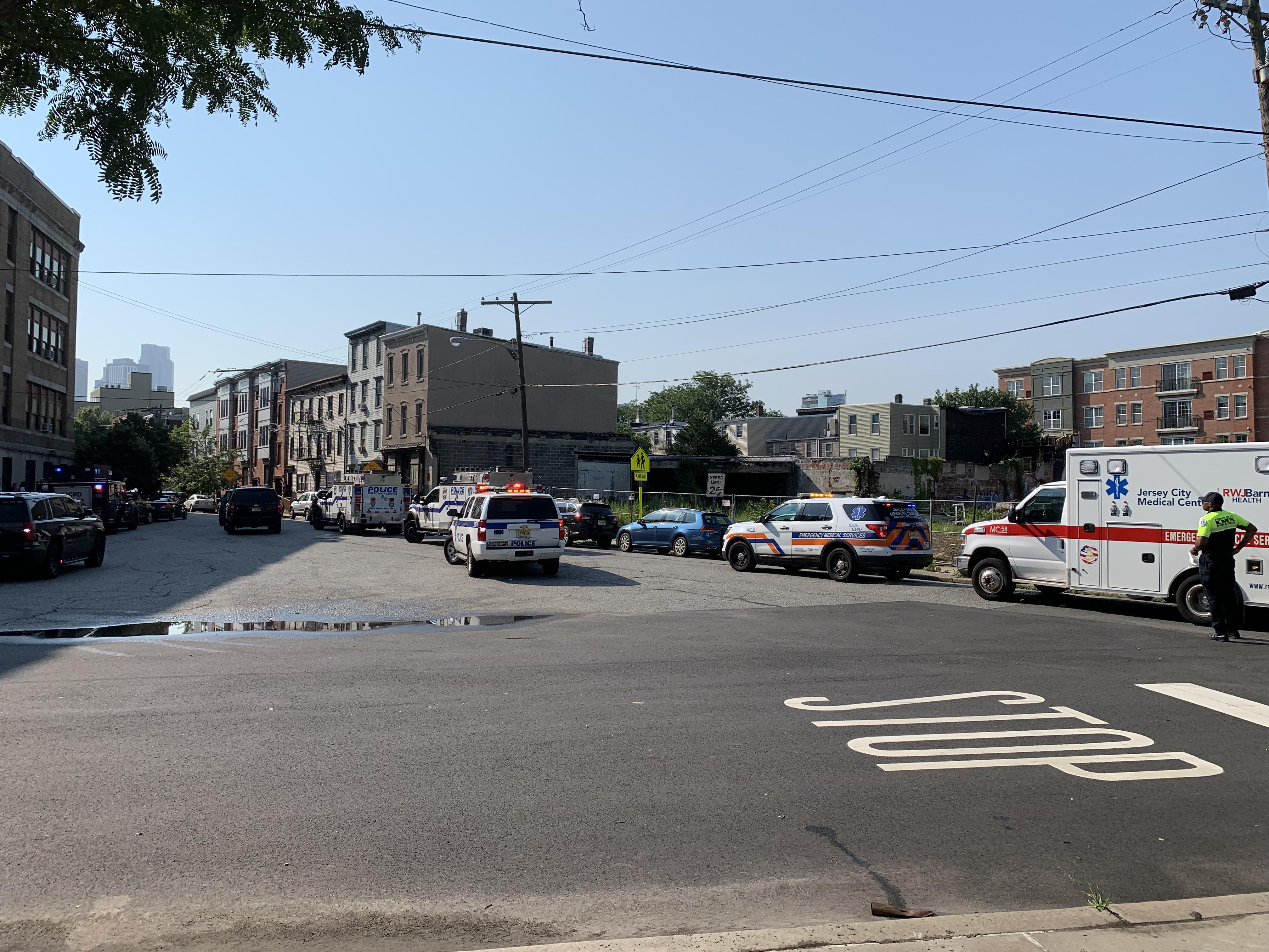 Anyone know what’s going on on Third Street right now? r/jerseycity