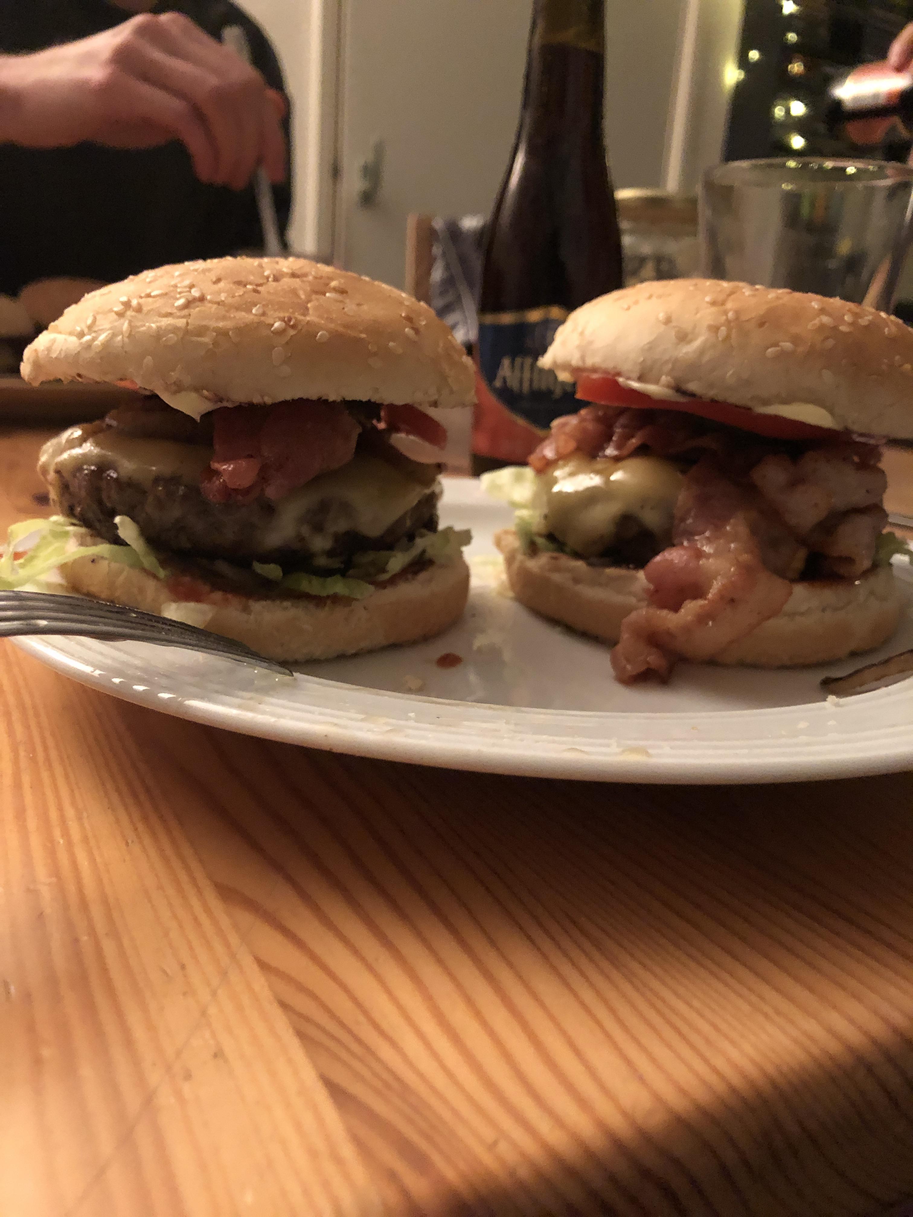 Toasted buns, ketchup, lettuce, burger, cheese (young Gouda) bacon