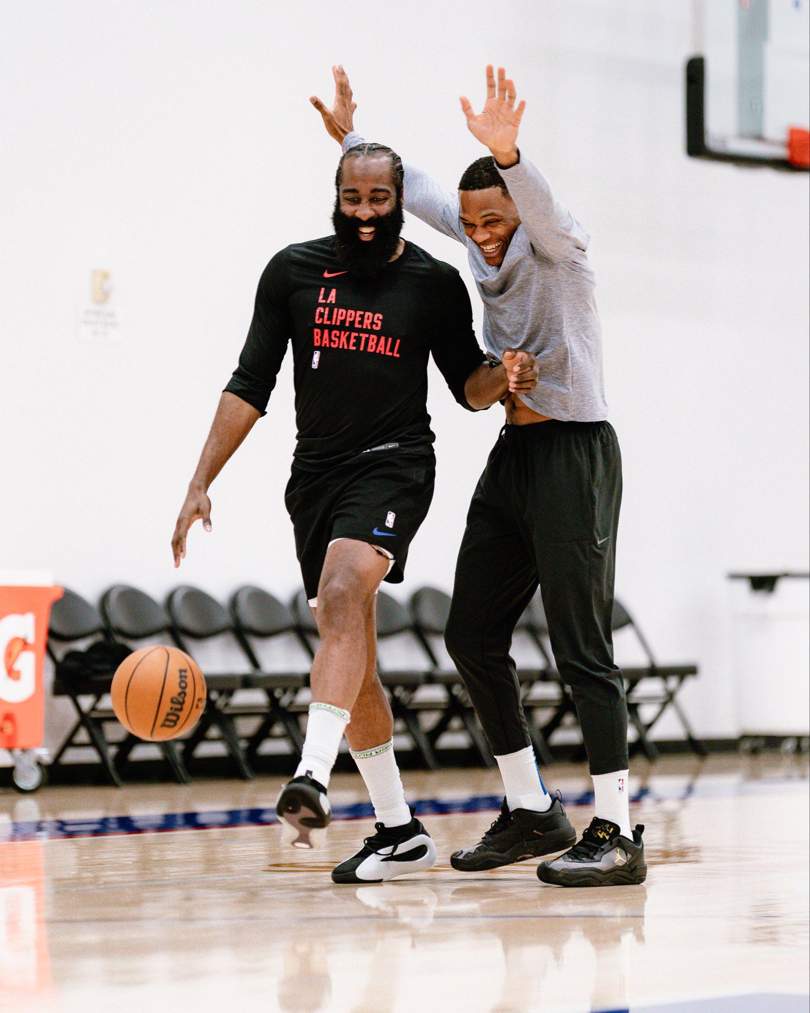 Just a couple locker room guys being locker room guys r/LAClippers