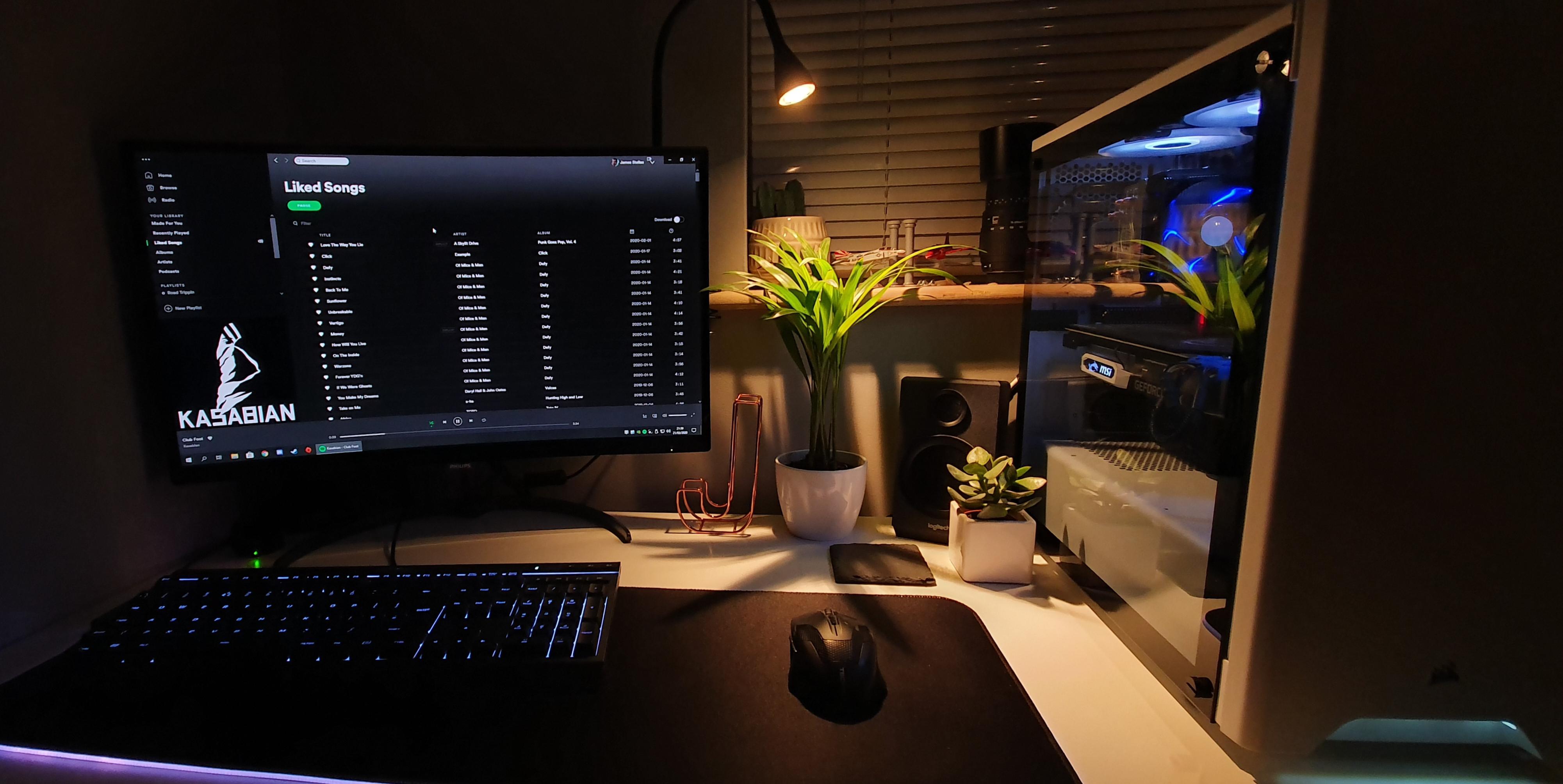 Finally got round to buying a desk and sorting my PC out r/battlestations