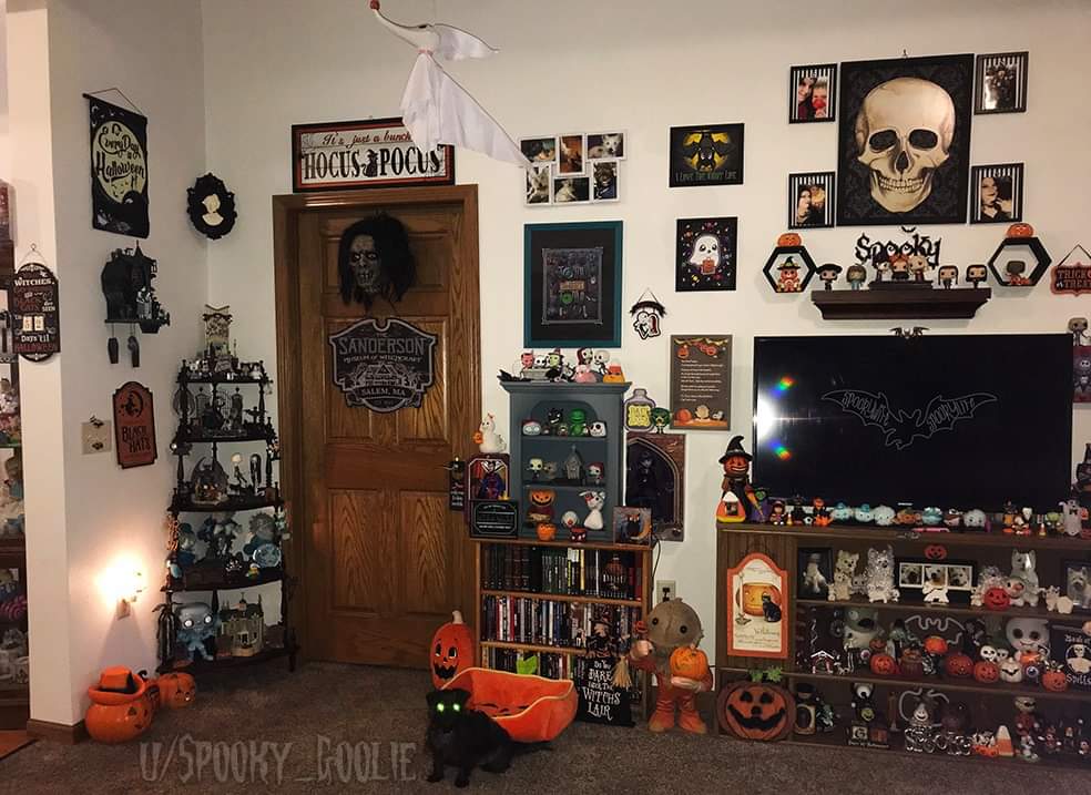 Who else here keeps their home decorated for Halloween year round? 🎃🖤👻