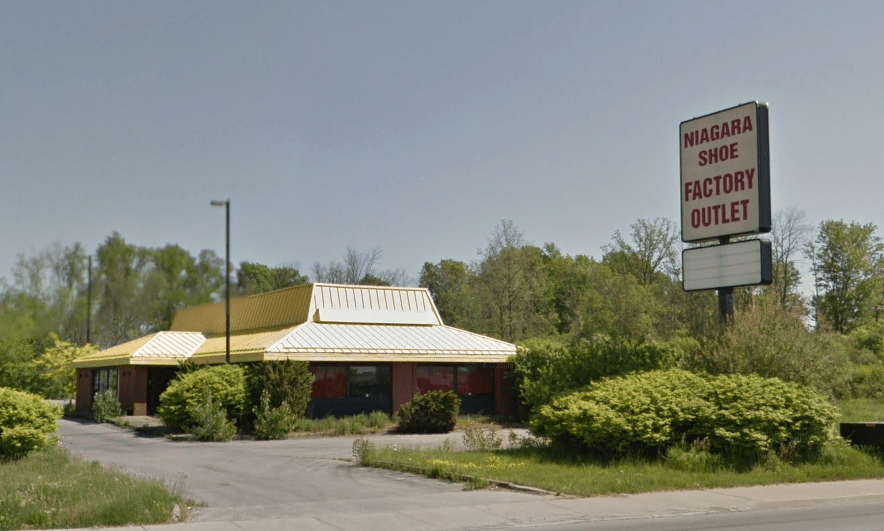 Former Pizza Hut in Fort Erie, Ontario, turned into a shoe outlet store