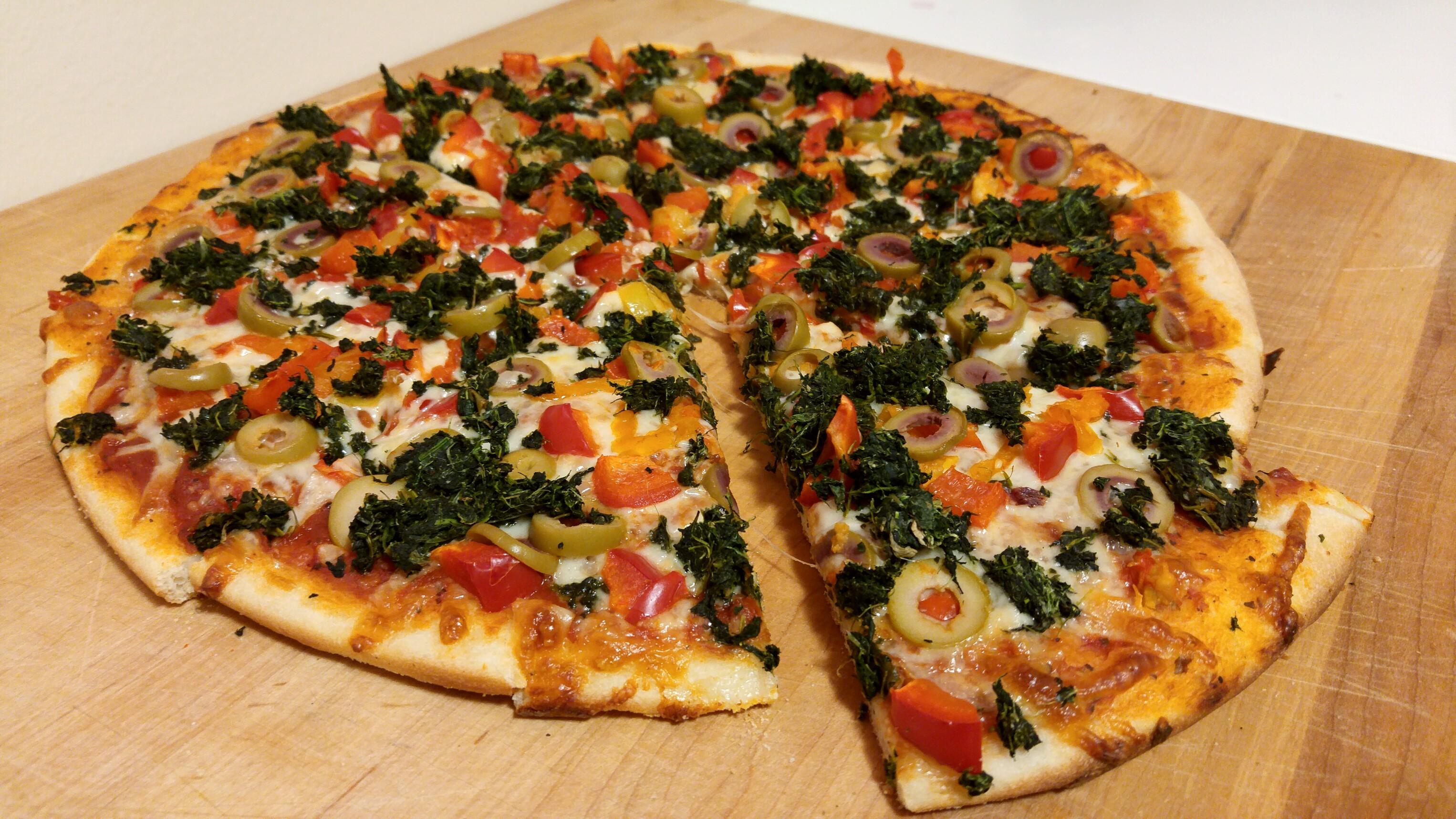 [HOMEMADE] Veg Pizza. Toppings Olives, Spinach, red peppers and hot